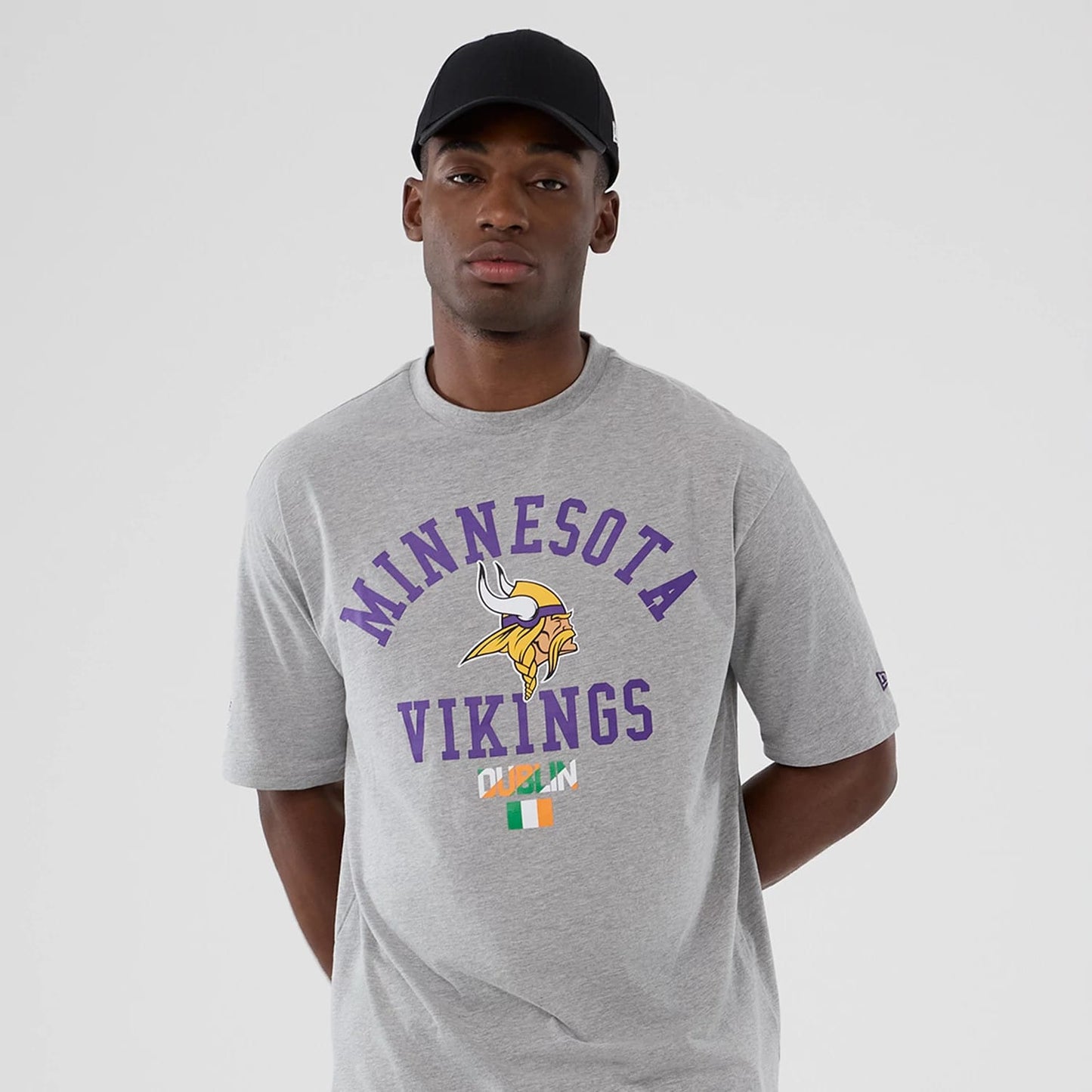 The Male model is wearing Minnesota Vikings NFL International Series Games 2025 Grey Oversized T-Shirt 7