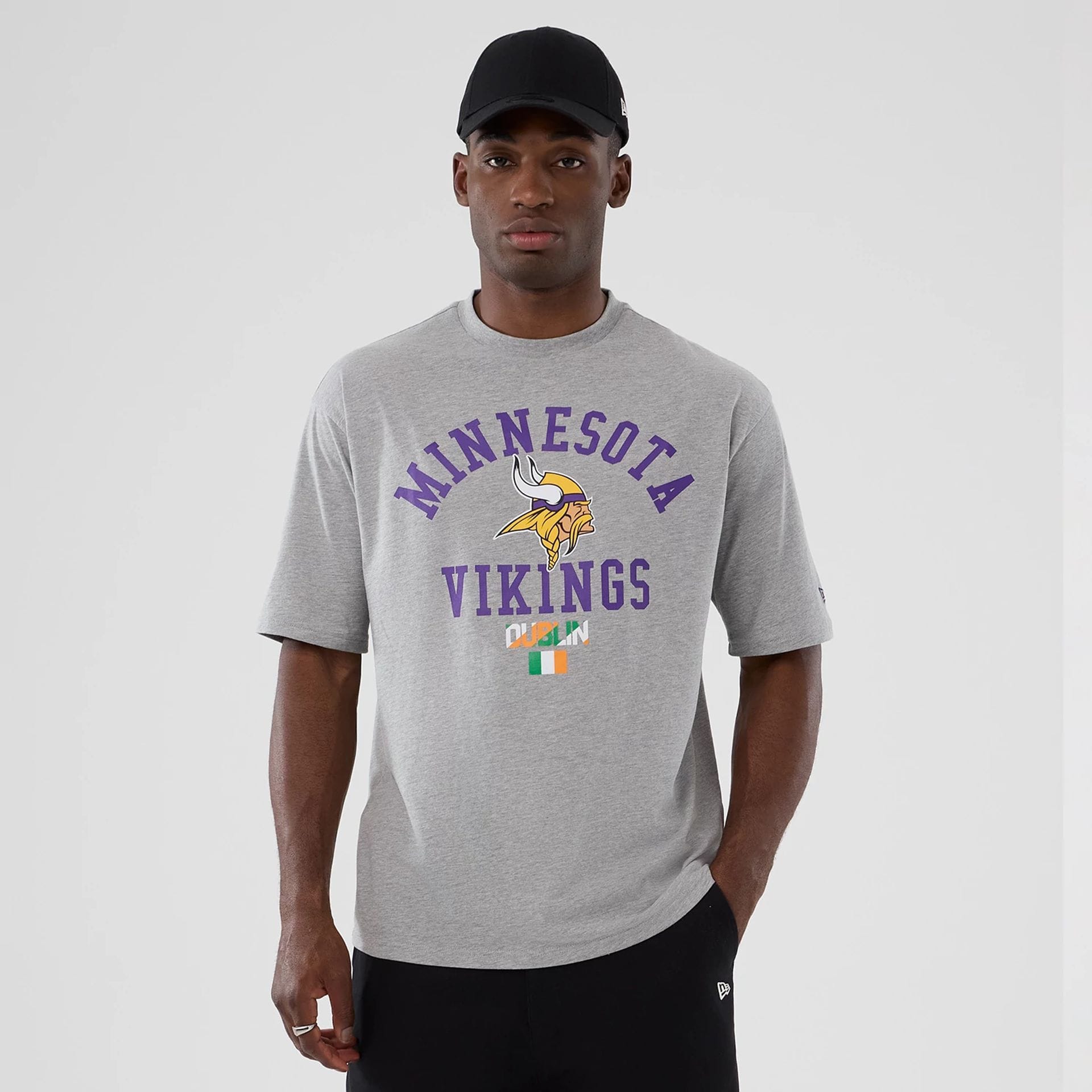 The Male model is wearing Minnesota Vikings NFL International Series Games 2025 Grey Oversized T-Shirt 1