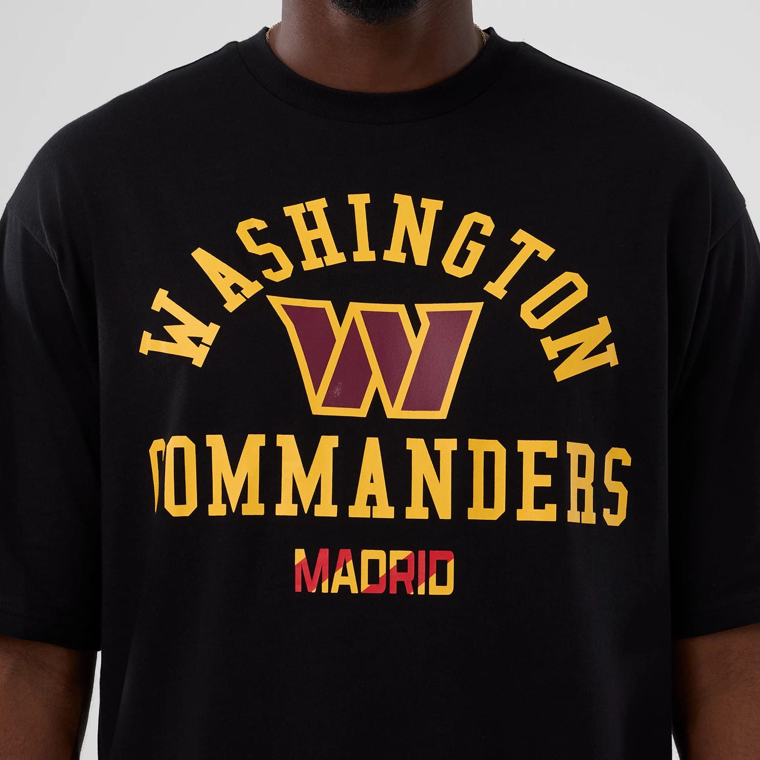The Male model is wearing Washington Commanders NFL International Series Games 2025 Black Oversized T-Shirt 3