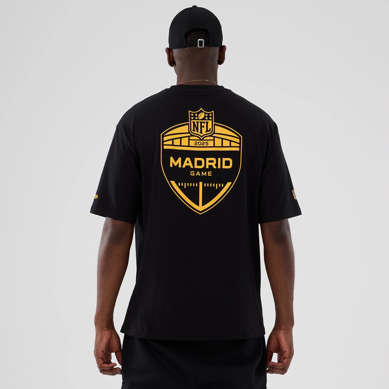The Male model is wearing Washington Commanders NFL International Series Games 2025 Black Oversized T-Shirt 2