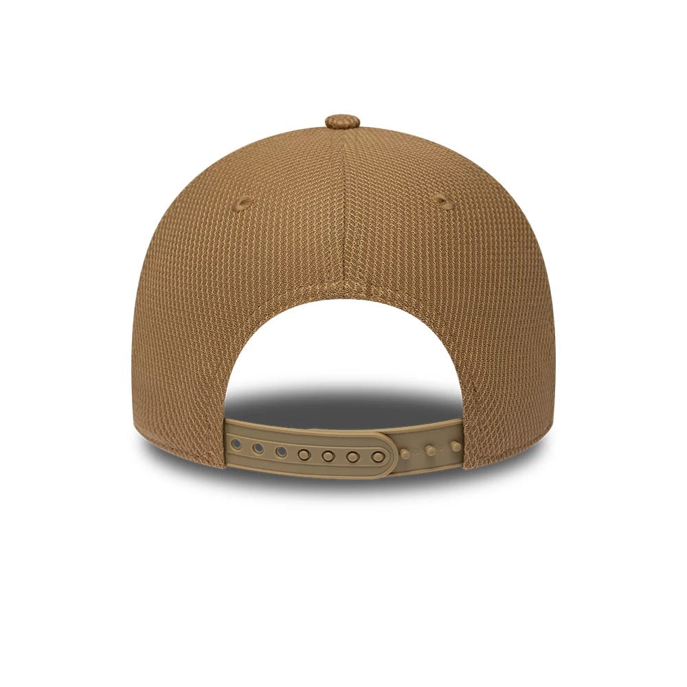 Pictured is this Visa Cash App Racing Bulls F1 Race Special 9FORTY Adjustable cap in dark beige. 4