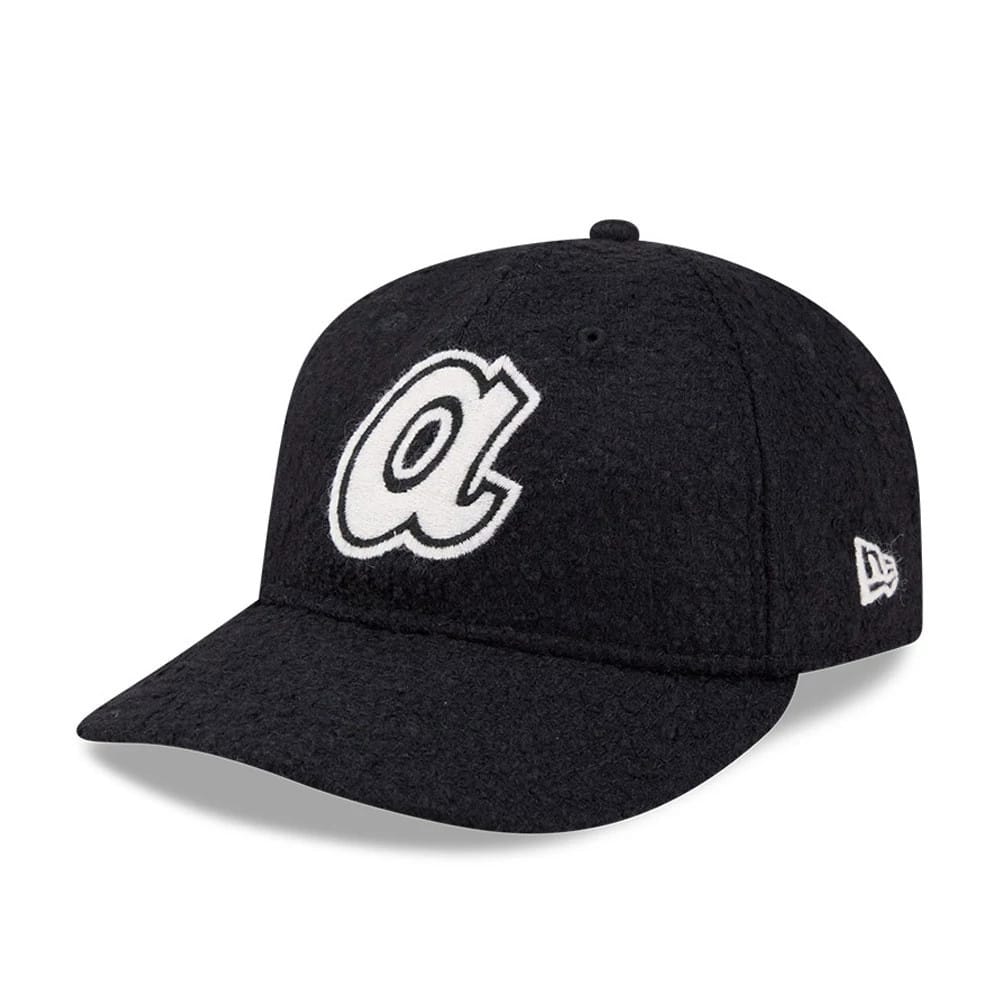 Atlanta Braves MLB X Moon Navy Retro Crown New Era 9FIFTY Adjustable Cap, three-quarter view showing a white embroidered a logo on the textured navy crown with a matching curved visor and New Era flag logo on the left side.