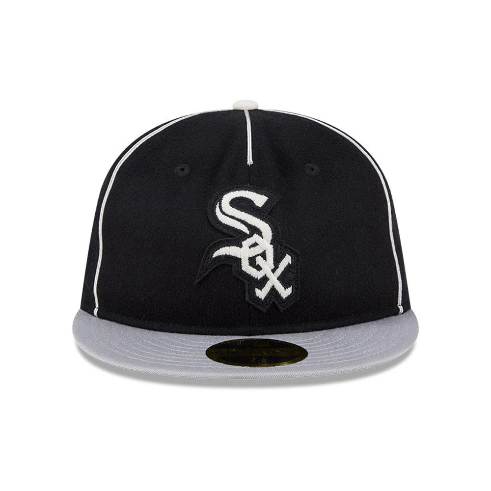 Chicago White Sox MLB Felt Logo Black Retro Crown New Era 59FIFTY Fitted Cap, front view showing the white Sox logo in raised embroidery on the black front panels, with a contrasting grey visor and a gold 59FIFTY size sticker.