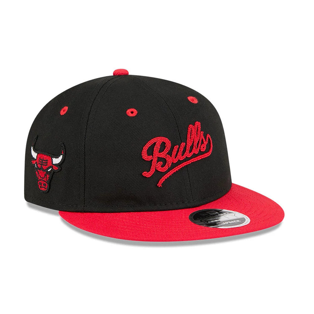 Chicago Bulls NBA Chainstitch Script Black Retro Crown New Era 9FIFTY Adjustable Cap, front view showing red Bulls script in chainstitch embroidery on the black crown, red Chicago Bulls logo on the right front panel, and a contrasting red flat visor.