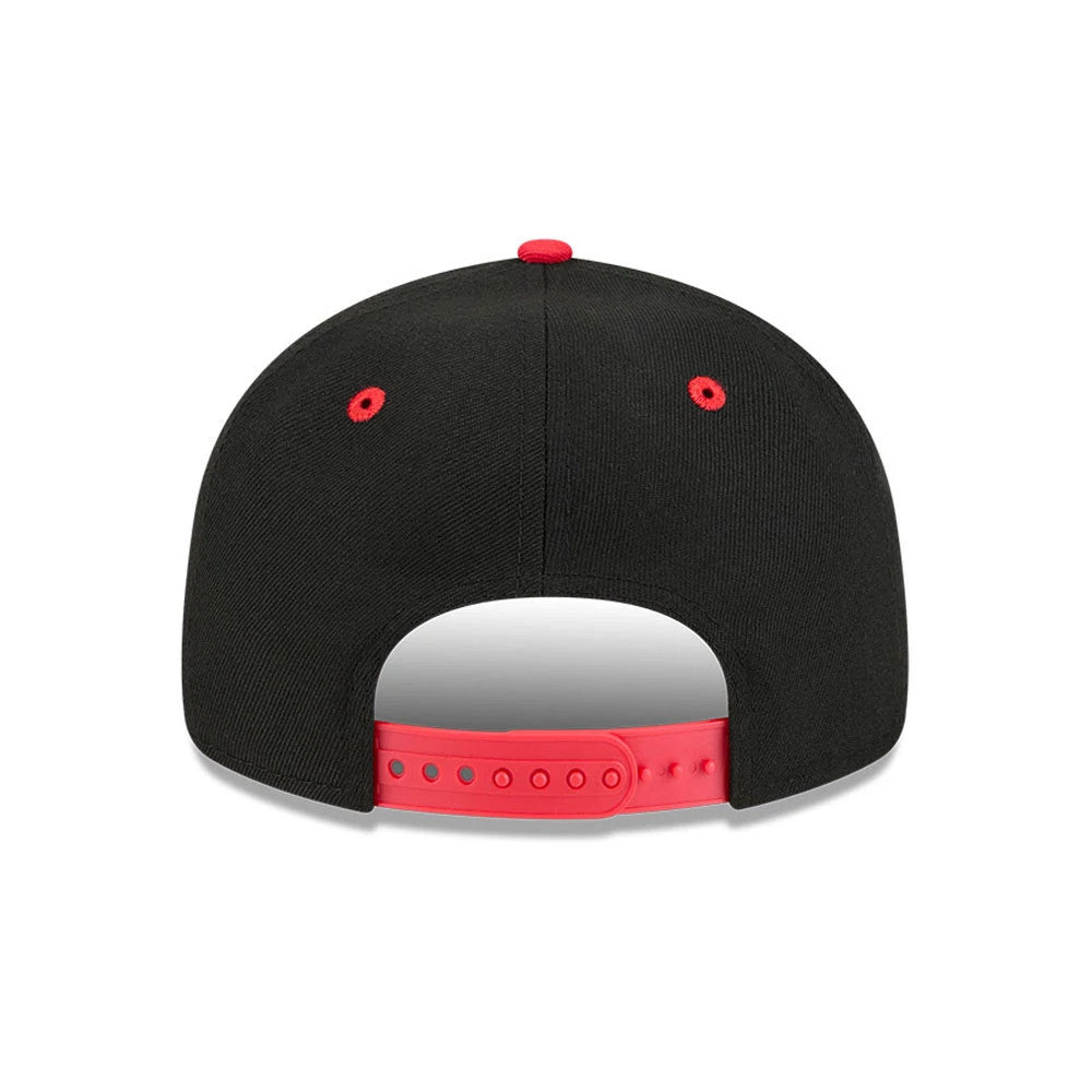 Chicago Bulls NBA Chainstitch Script Black Retro Crown New Era 9FIFTY Adjustable Cap, rear view showing the red top button and eyelets on the black structured crown, with a red adjustable snapback closure.