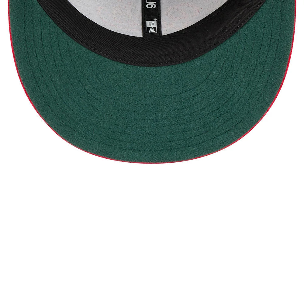 Pictured is this NBA Chainstitch Script Chicago Bulls Retro Crown 9FIFTY cap in black. 2