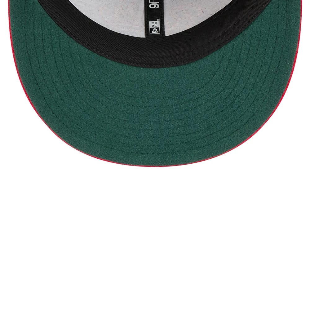 Pictured is this NBA Chainstitch Script Chicago Bulls Retro Crown 9FIFTY cap in black. 2