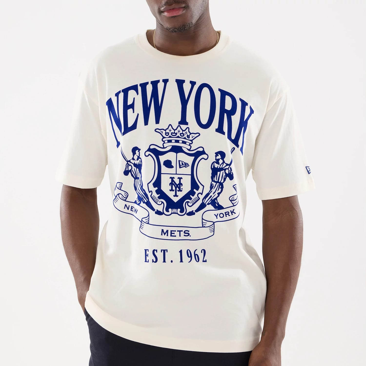The model is wearing this MLB Life Graphic New York Mets T-Shirt in light beige. 3
