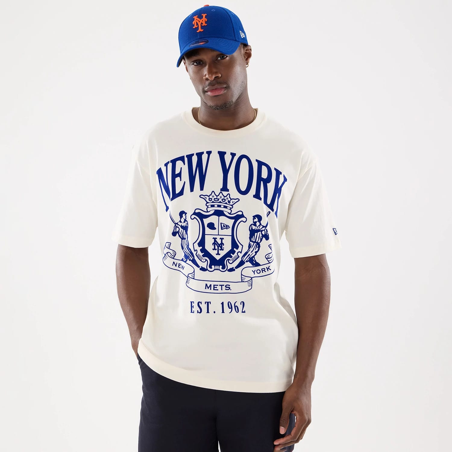 The model is wearing this MLB Life Graphic New York Mets T-Shirt in light beige. 1