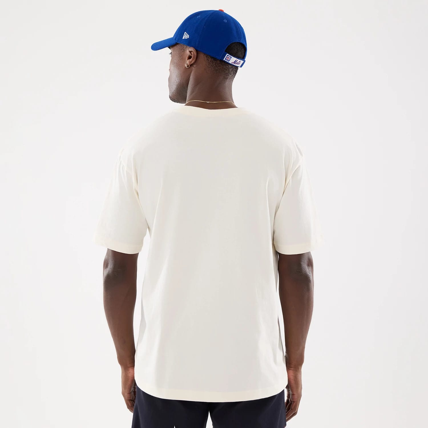 The model is wearing this MLB Life Graphic New York Mets T-Shirt in light beige. 2