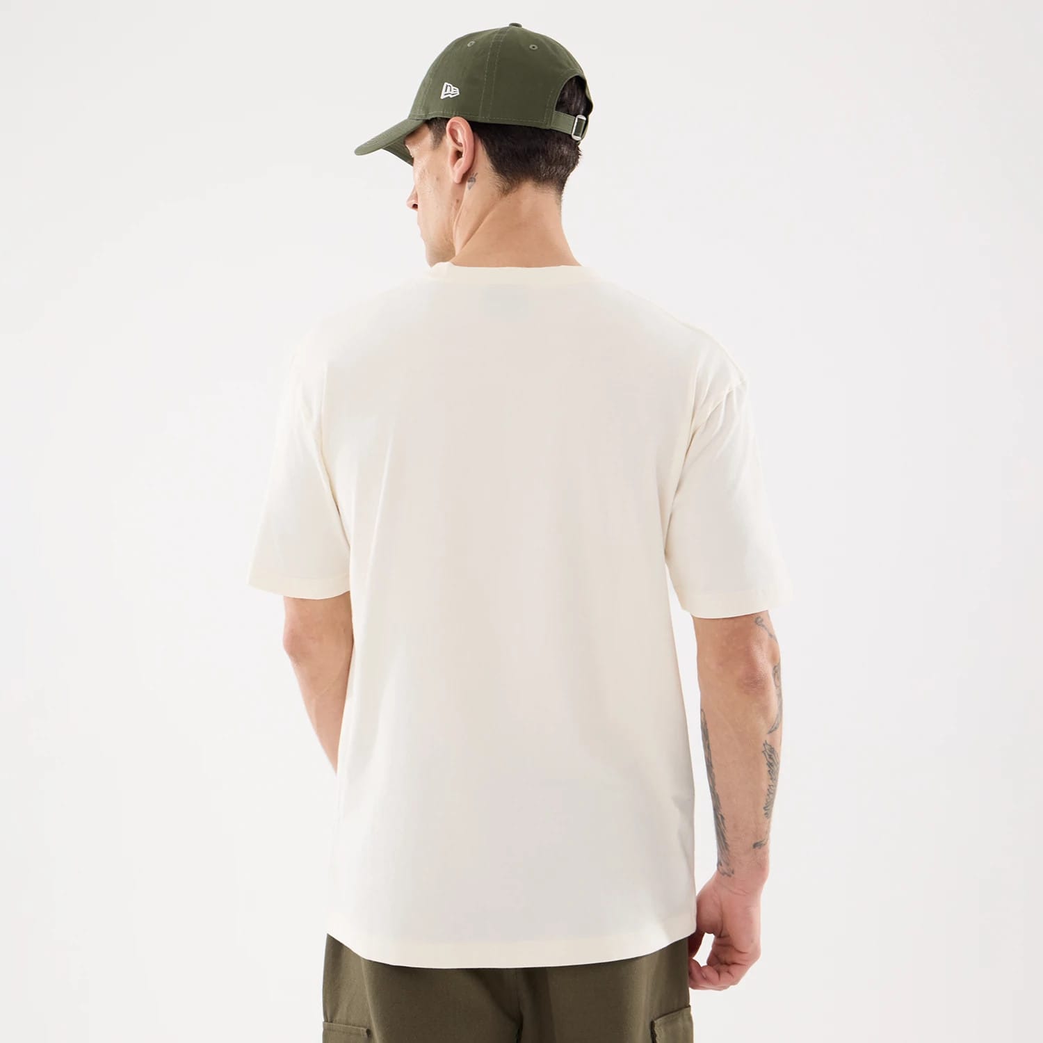 The model is wearing this MLB Life Graphic LA Dodgers T-Shirt in light beige. 2