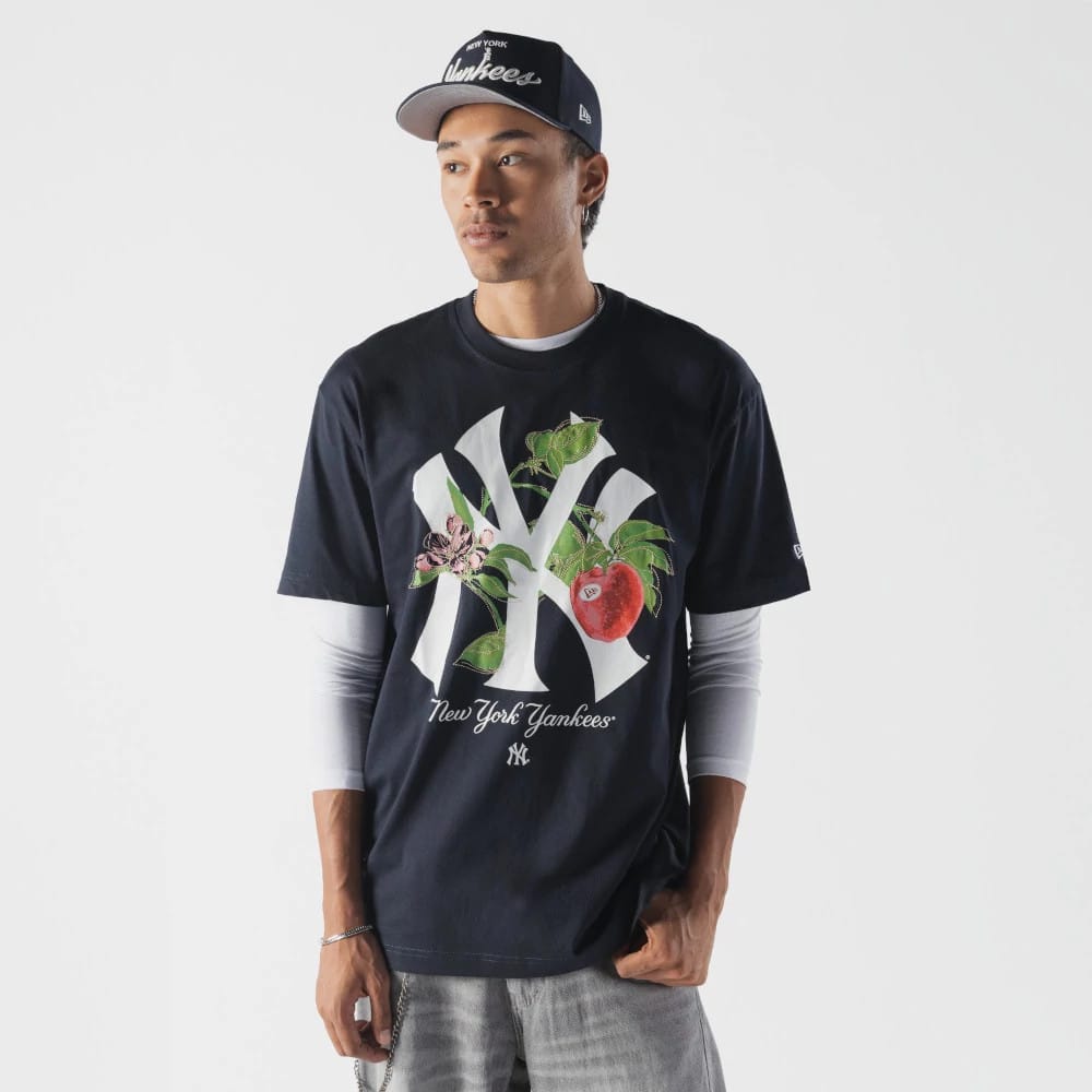 The model is wearing this MLB Life Graphic New York Yankees T-Shirt in navy. 1
