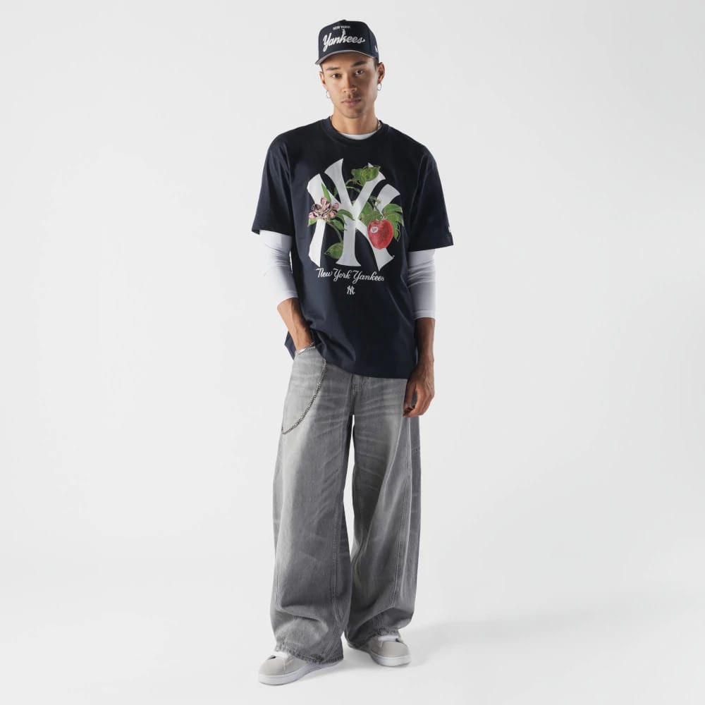 The model is wearing this MLB Life Graphic New York Yankees T-Shirt in navy. 4