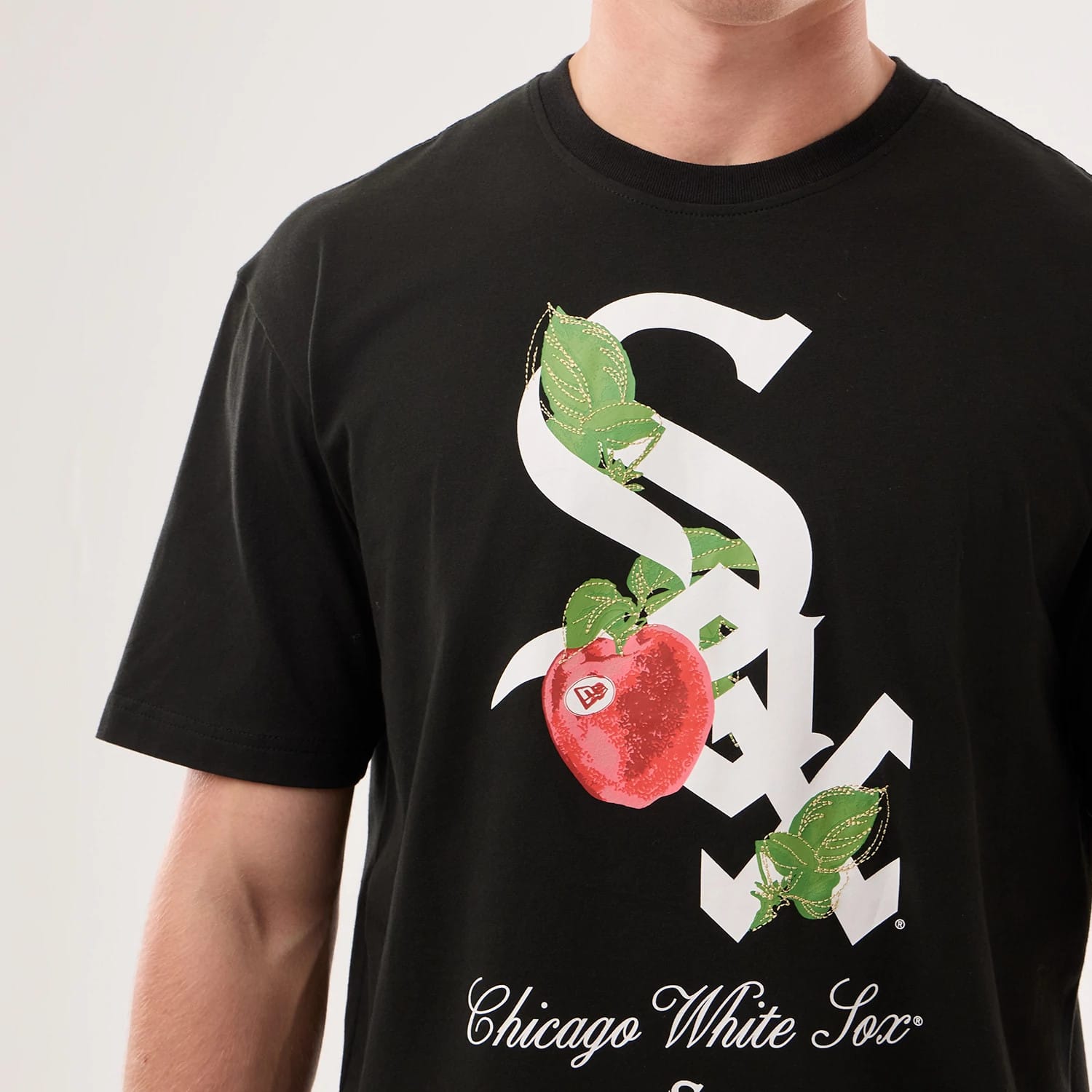 The model is wearing this MLB Life Graphic Chicago White Sox T-Shirt in black. 3