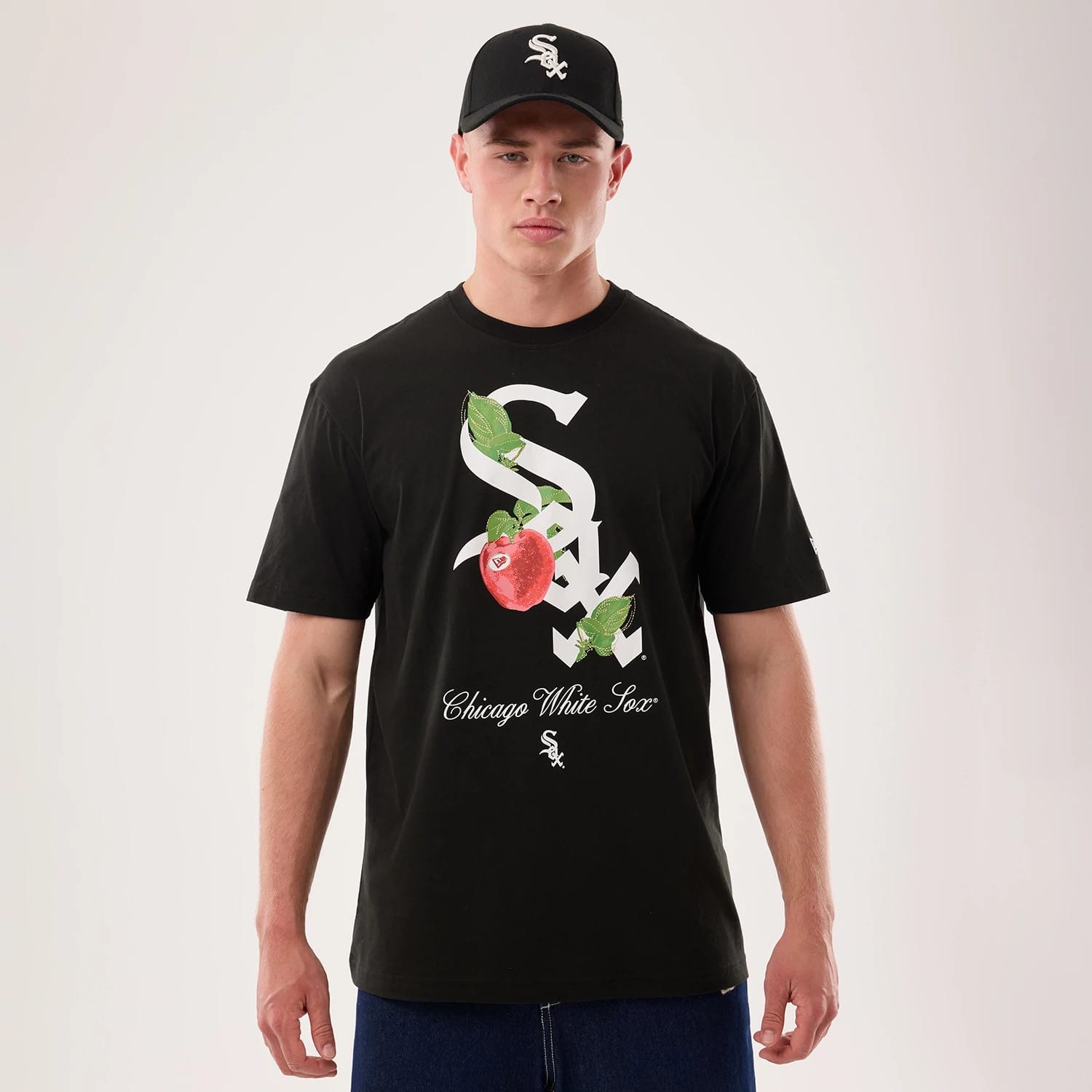 The model is wearing this MLB Life Graphic Chicago White Sox T-Shirt in black. 1