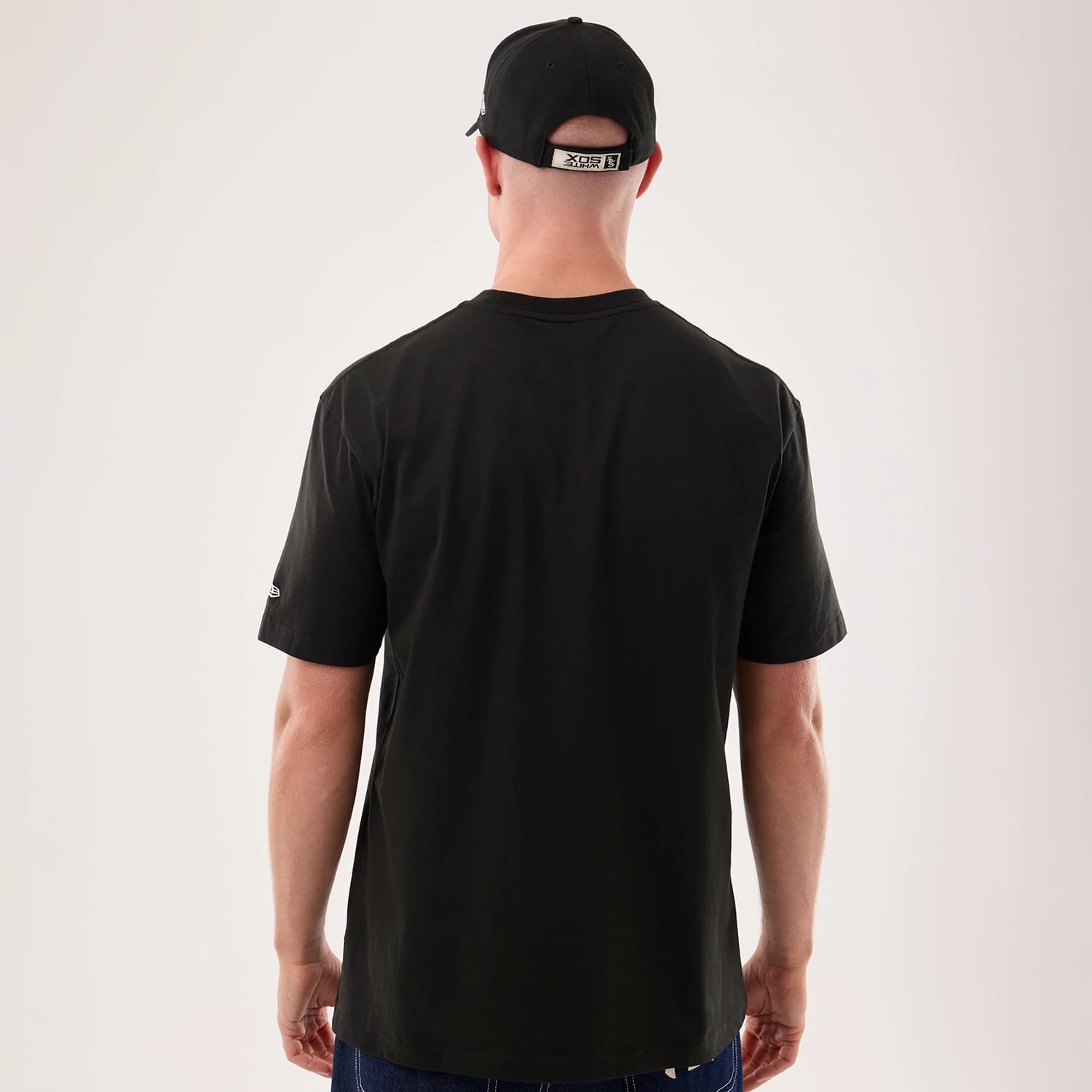 The model is wearing this MLB Life Graphic Chicago White Sox T-Shirt in black. 2