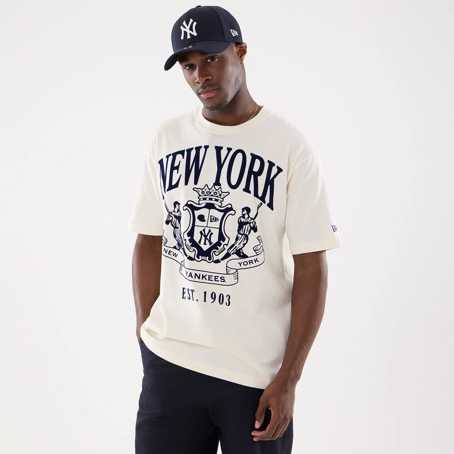 The model is wearing this MLB Life Graphic New York Yankees T-Shirt in light beige. 1