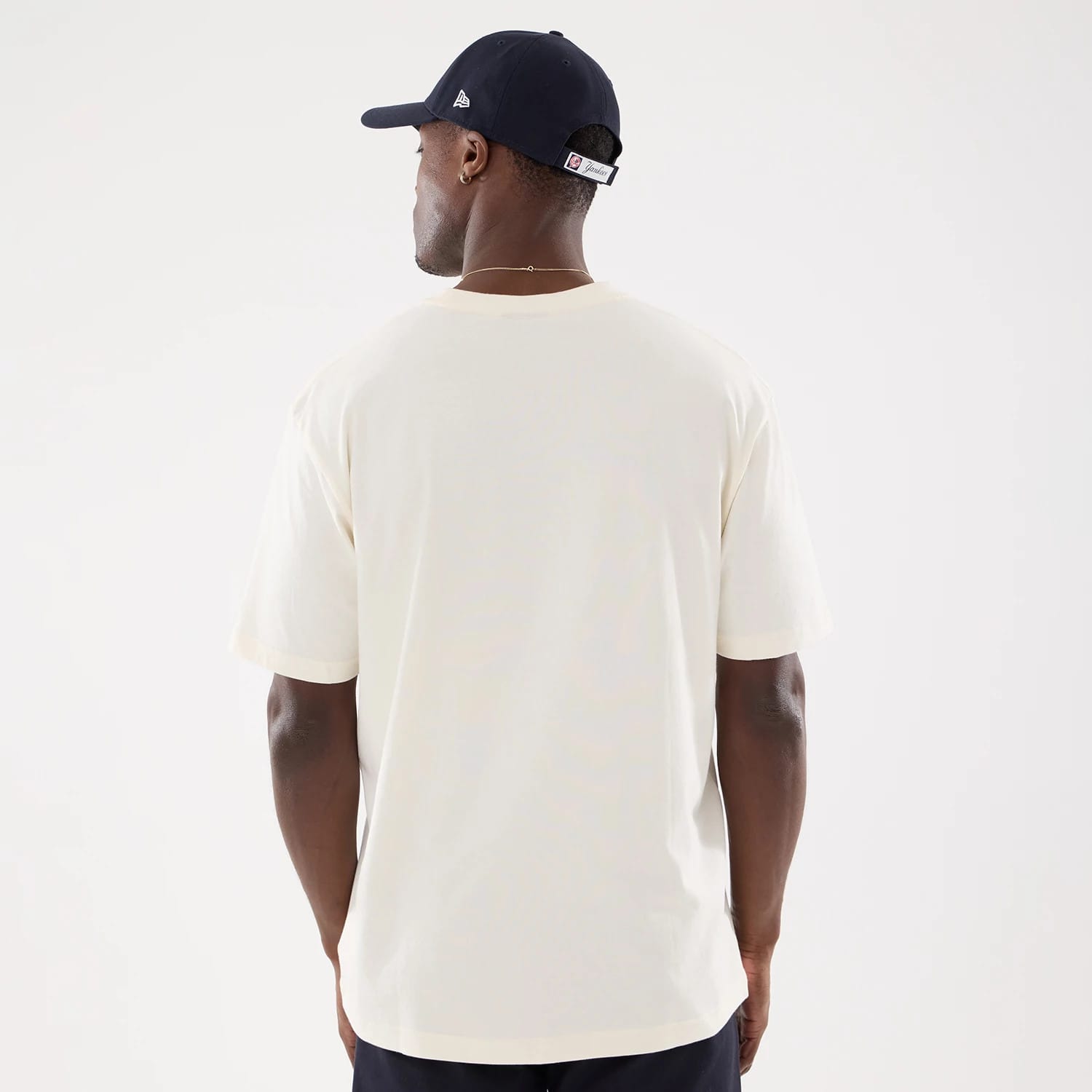 The model is wearing this MLB Life Graphic New York Yankees T-Shirt in light beige. 2