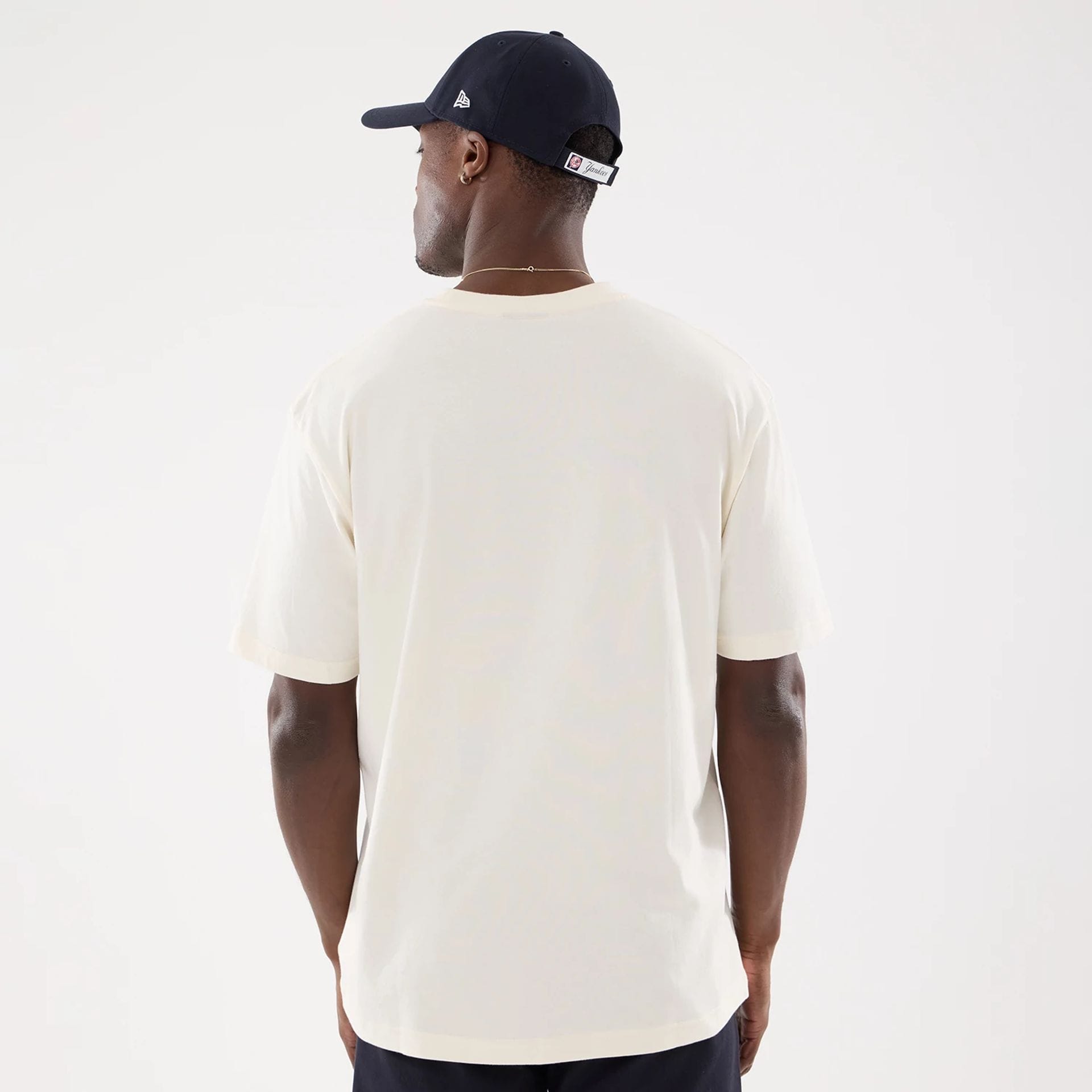 The model is wearing this MLB Life Graphic New York Yankees T-Shirt in light beige. 2