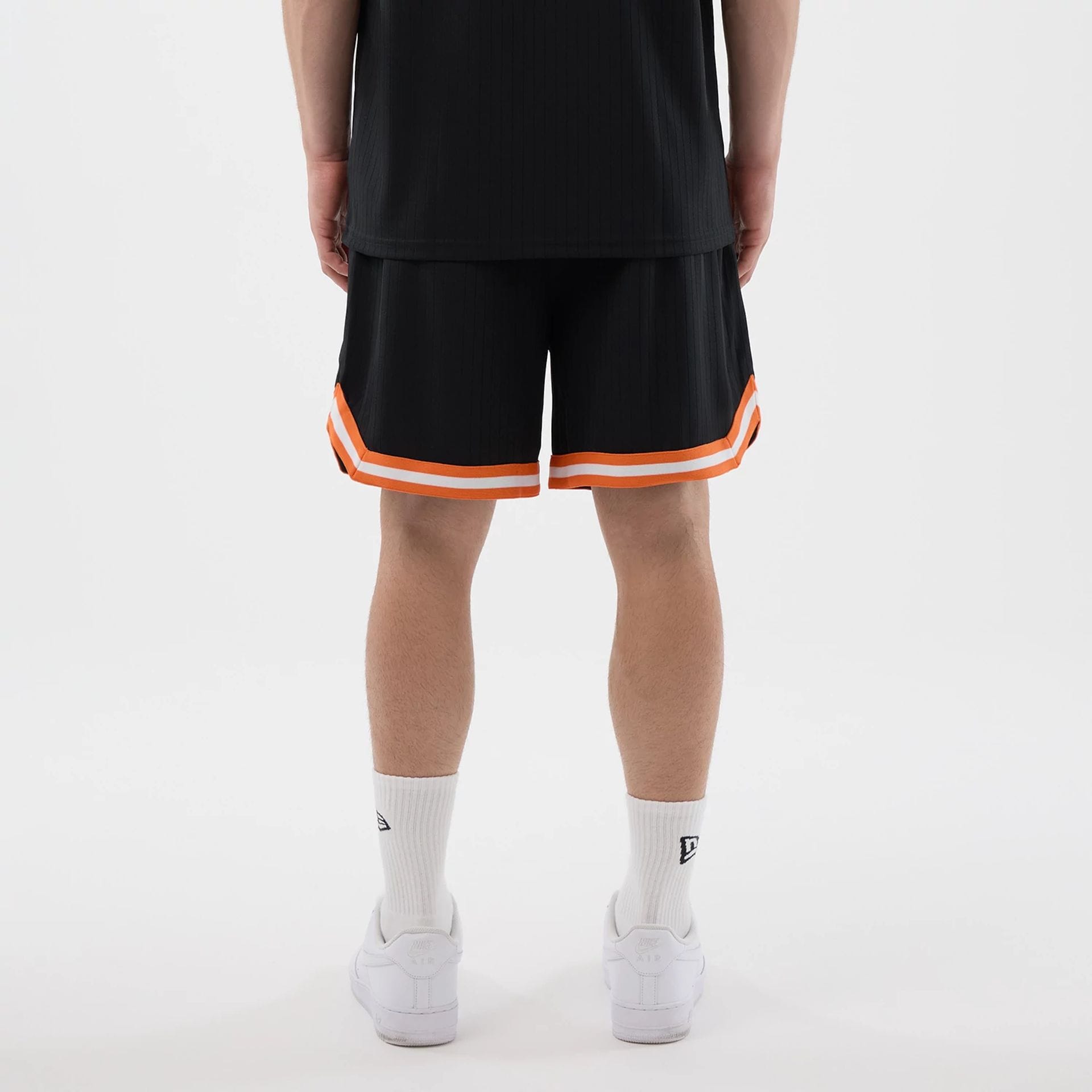 The model is wearing this MLB Arch New York Mets Oversized Shorts in black. 2