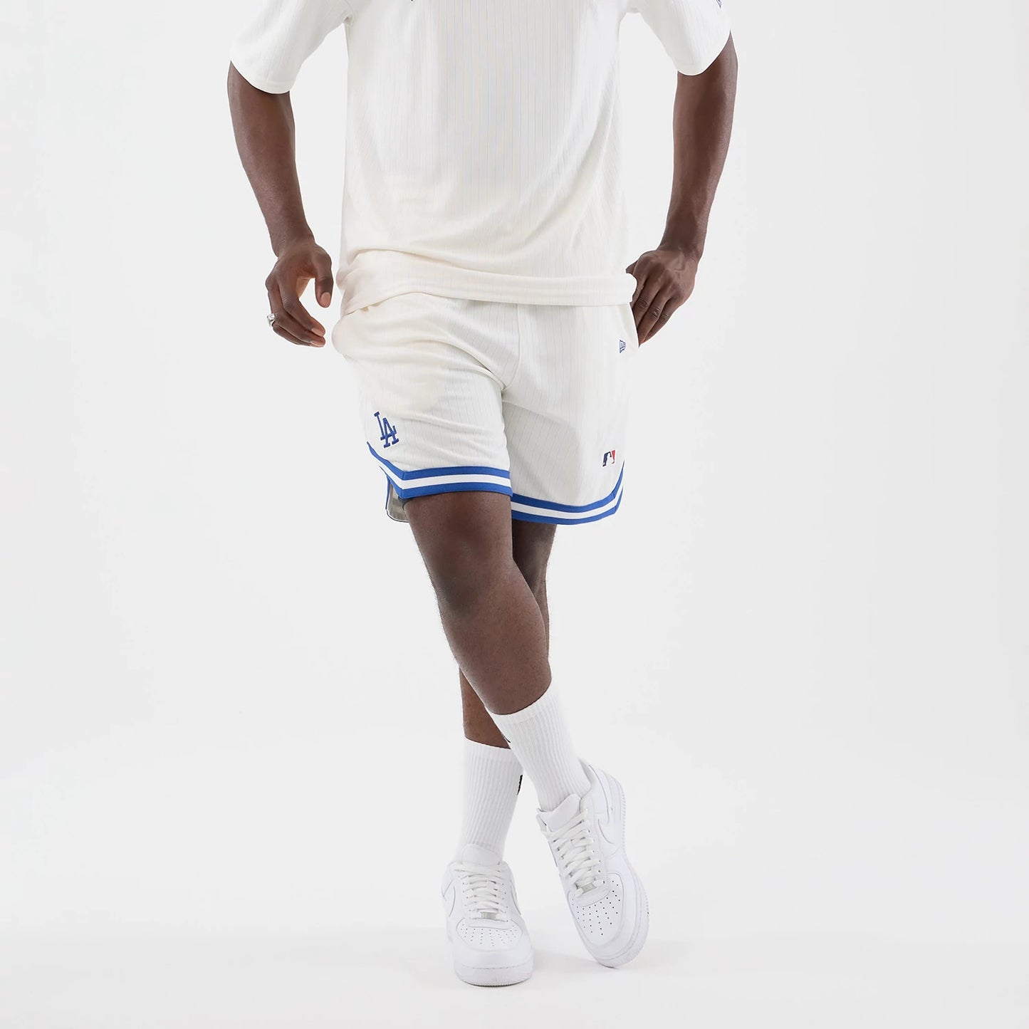 The model is wearing this MLB Arch LA Dodgers Oversized Shorts in open white. 7