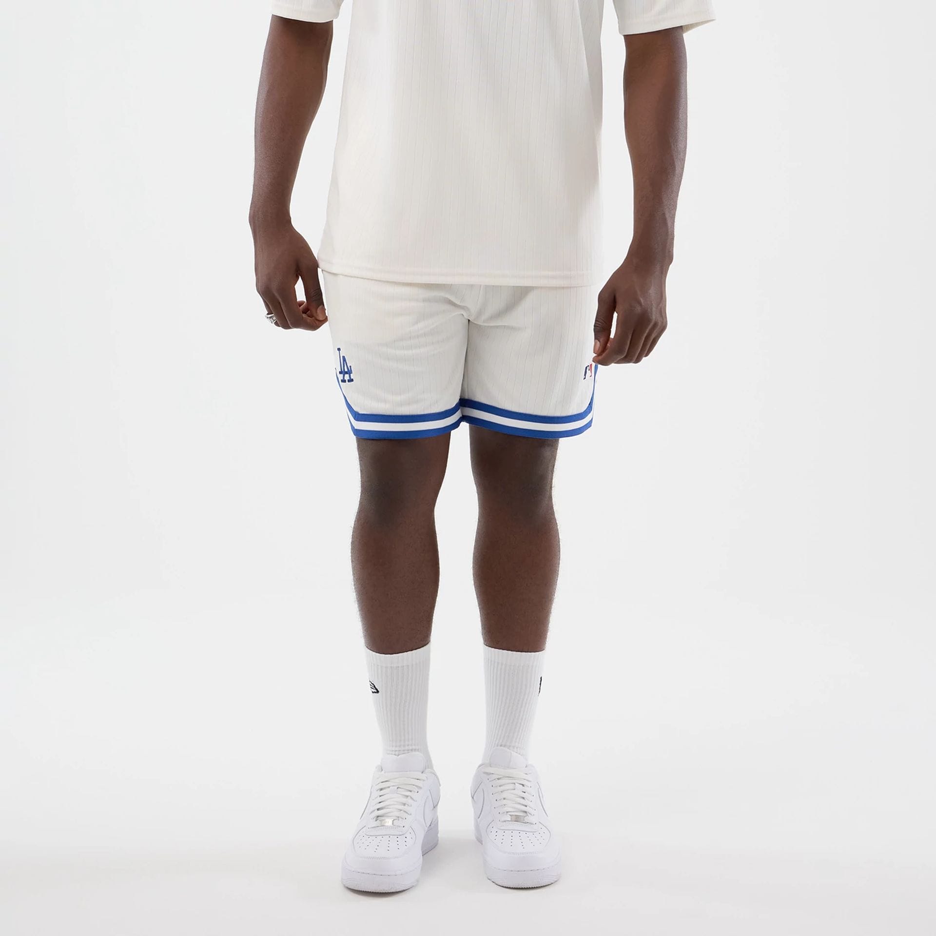The model is wearing this MLB Arch LA Dodgers Oversized Shorts in open white. 1
