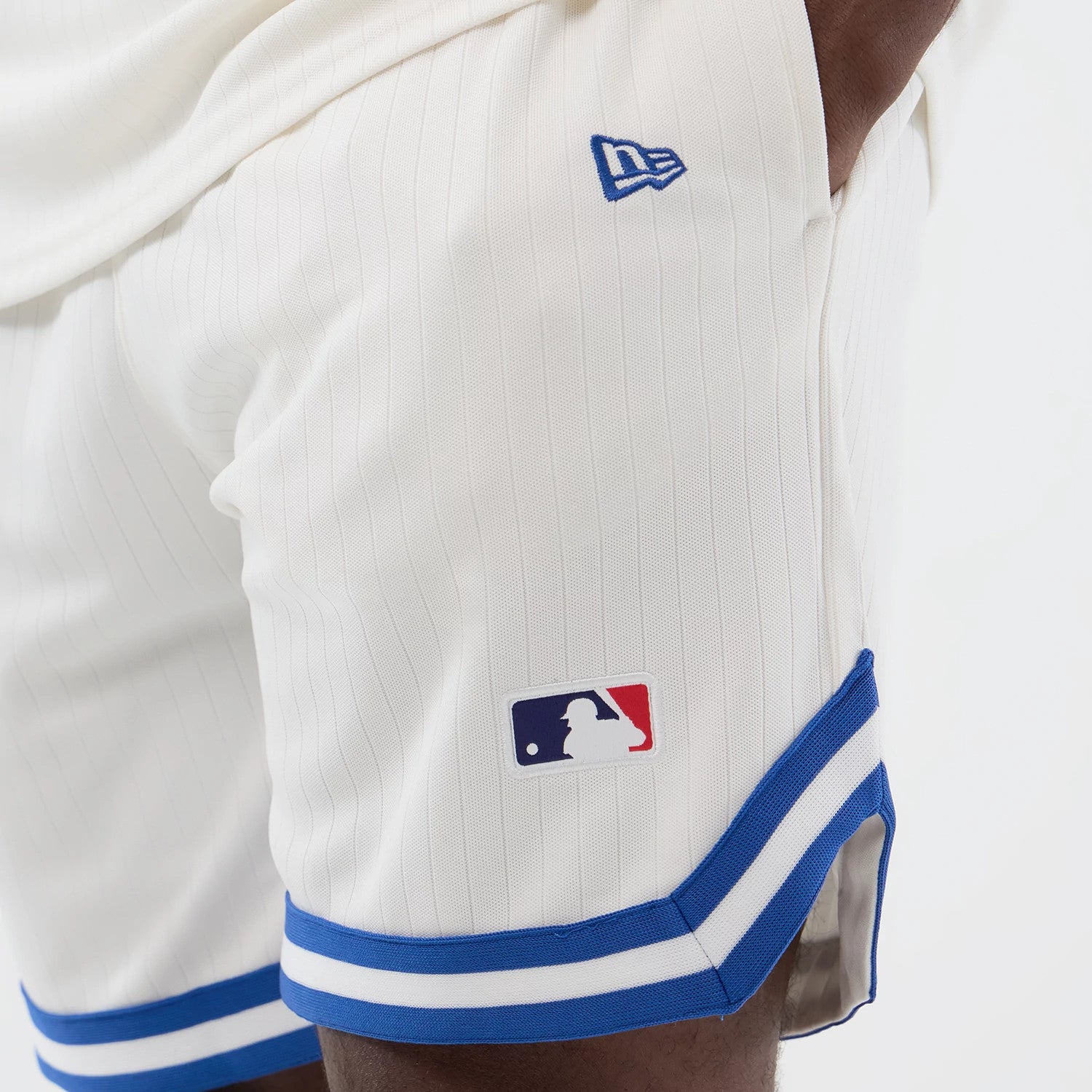 The model is wearing this MLB Arch LA Dodgers Oversized Shorts in open white. 4