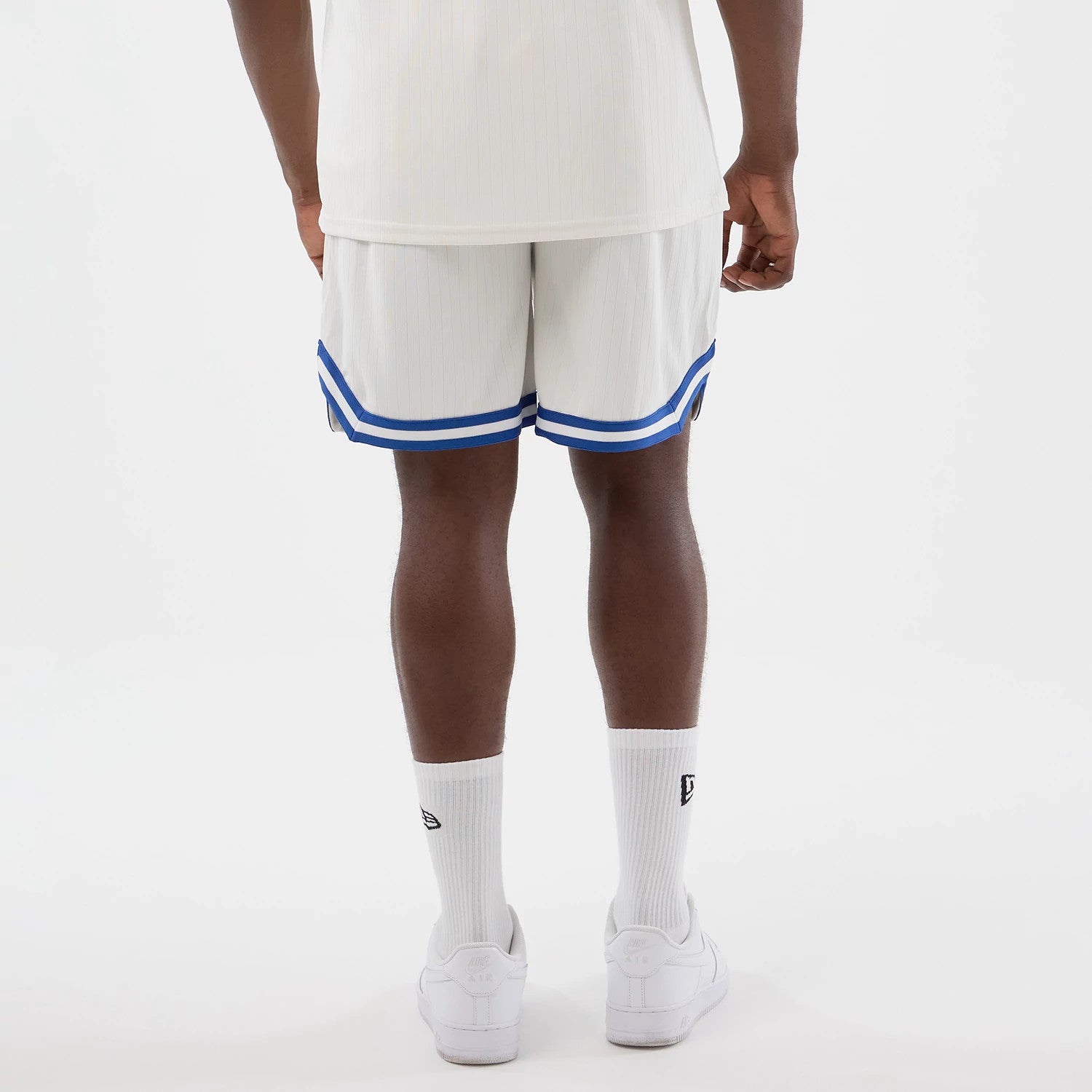 The model is wearing this MLB Arch LA Dodgers Oversized Shorts in open white. 2