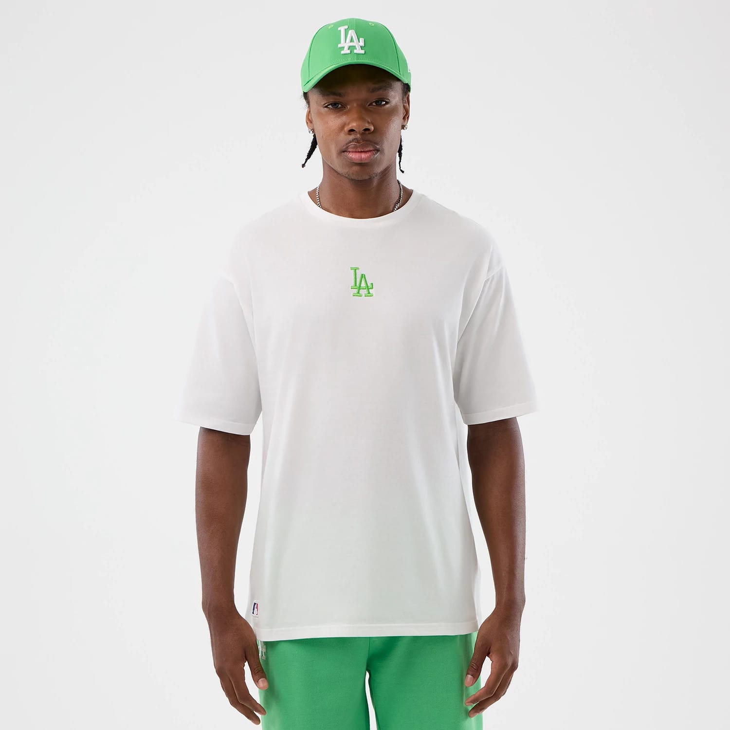 The model is wearing this MLB League Essential LA Dodgers Oversized T-Shirt in white. 3