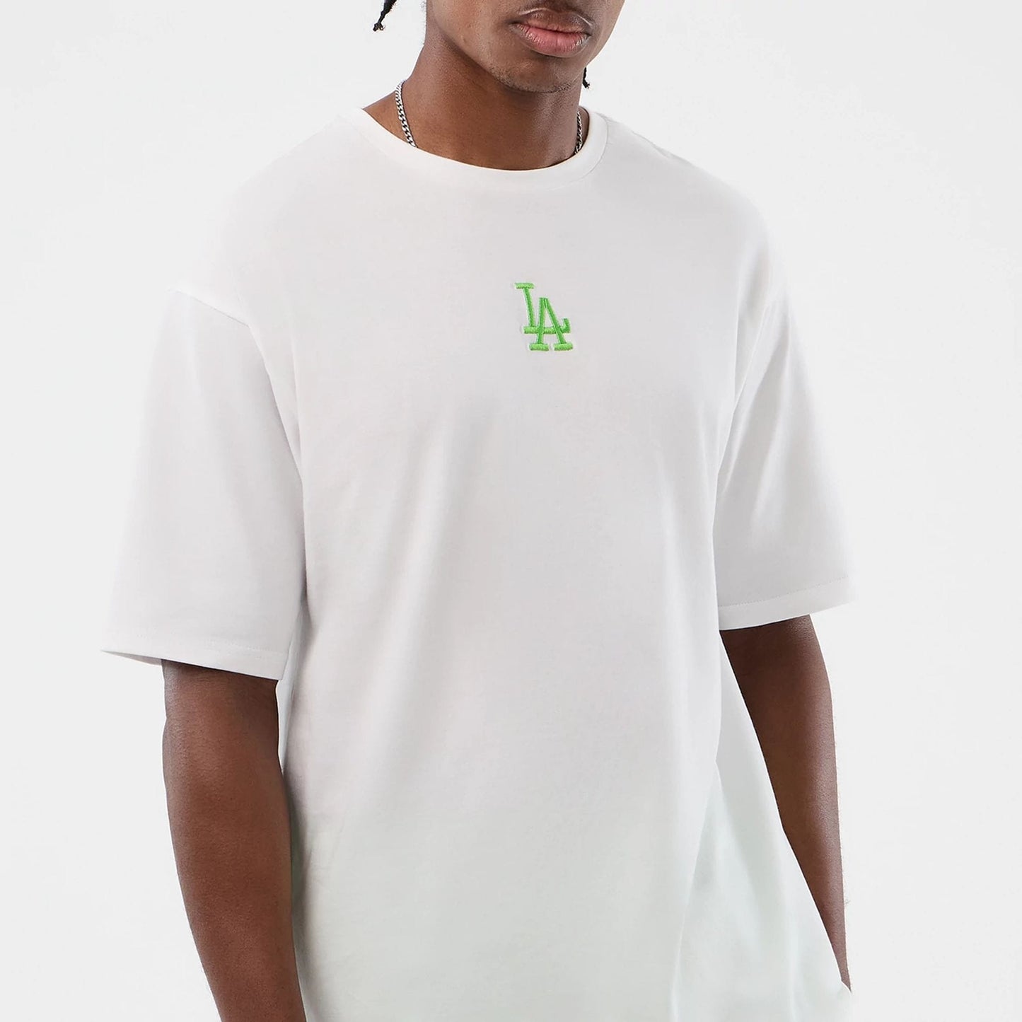 The model is wearing this MLB League Essential LA Dodgers Oversized T-Shirt in white. 8