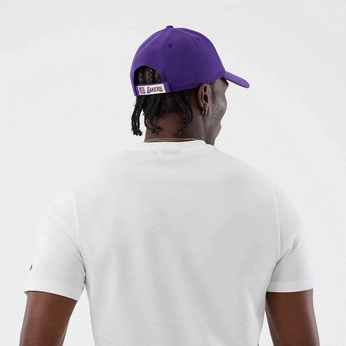 The model is wearing this NBA Graphic LA Lakers T-Shirt in white. 7