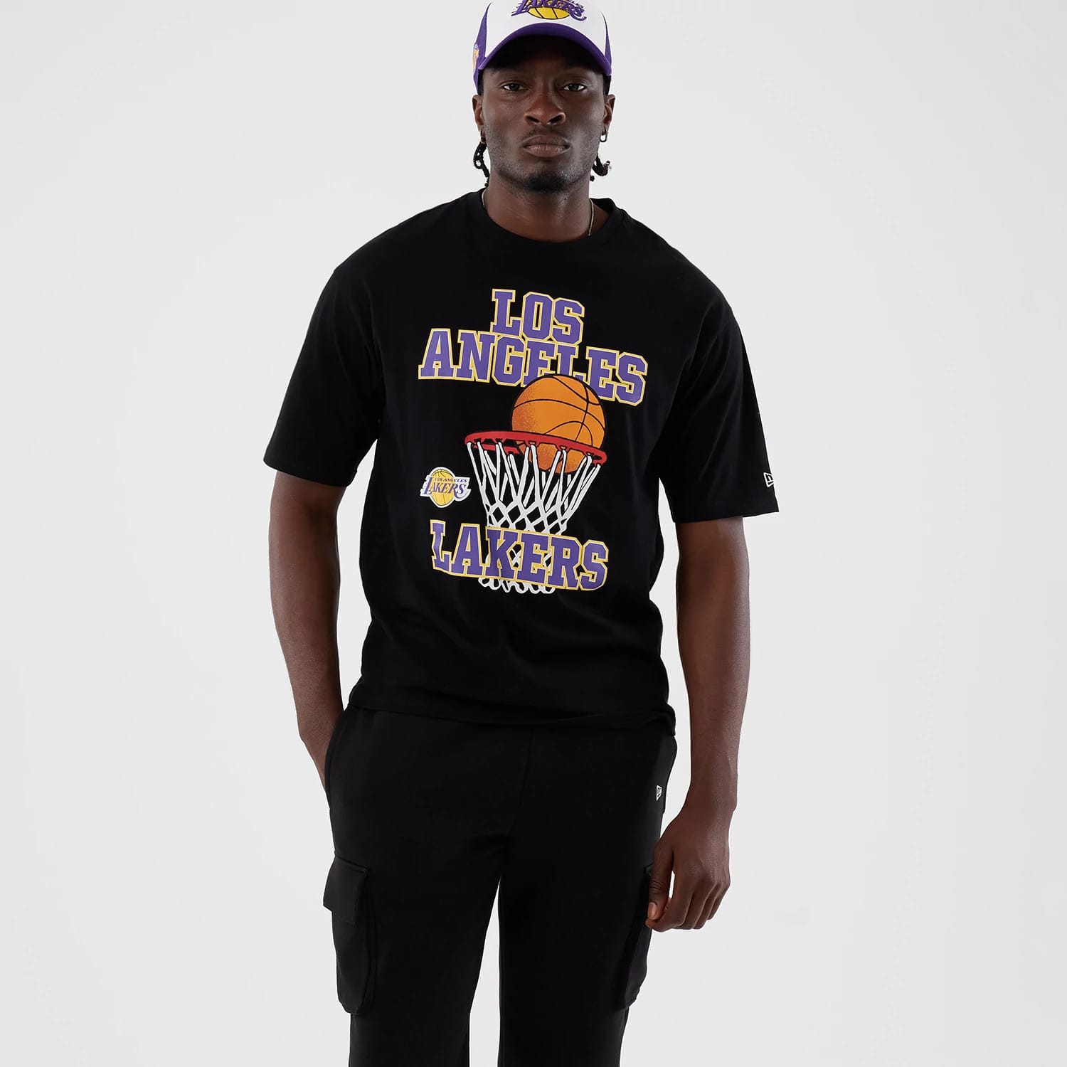 The model is wearing this NBA Basket Made LA Lakers Oversized T-Shirt in black. 1