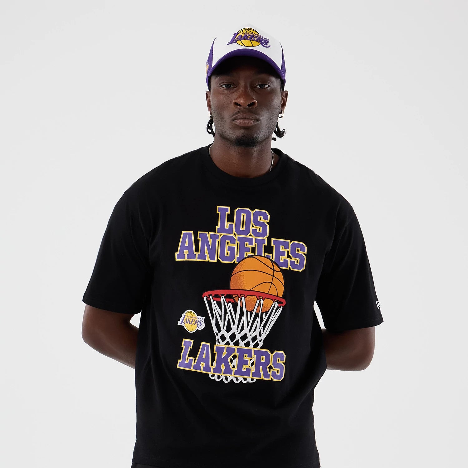 The model is wearing this NBA Basket Made LA Lakers Oversized T-Shirt in black. 3