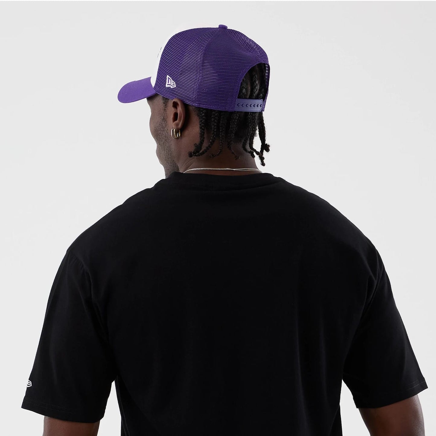 The model is wearing this NBA Basket Made LA Lakers Oversized T-Shirt in black. 7