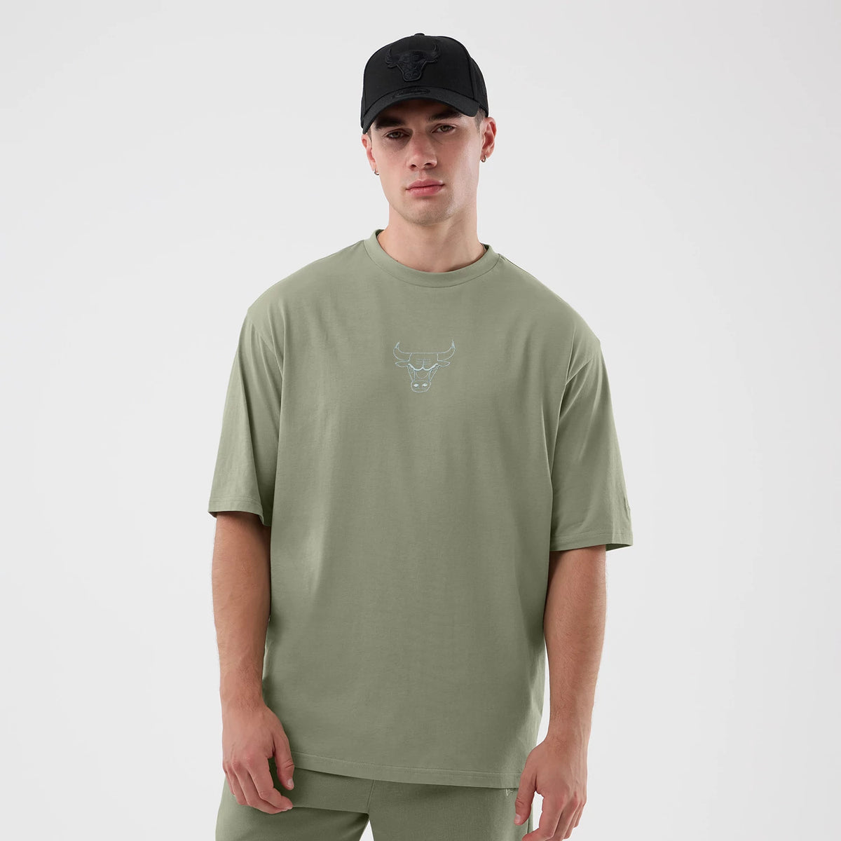 The model is wearing this NBA League Essential Chicago Bulls Oversized T-Shirt in pastel green. 1