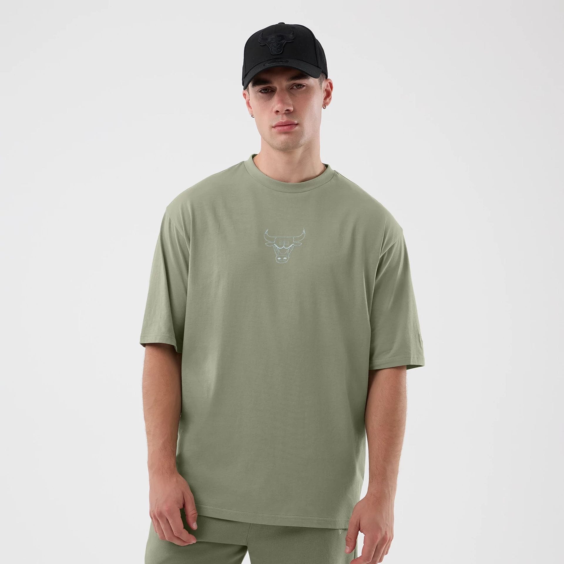 The model is wearing this NBA League Essential Chicago Bulls Oversized T-Shirt in pastel green. 1