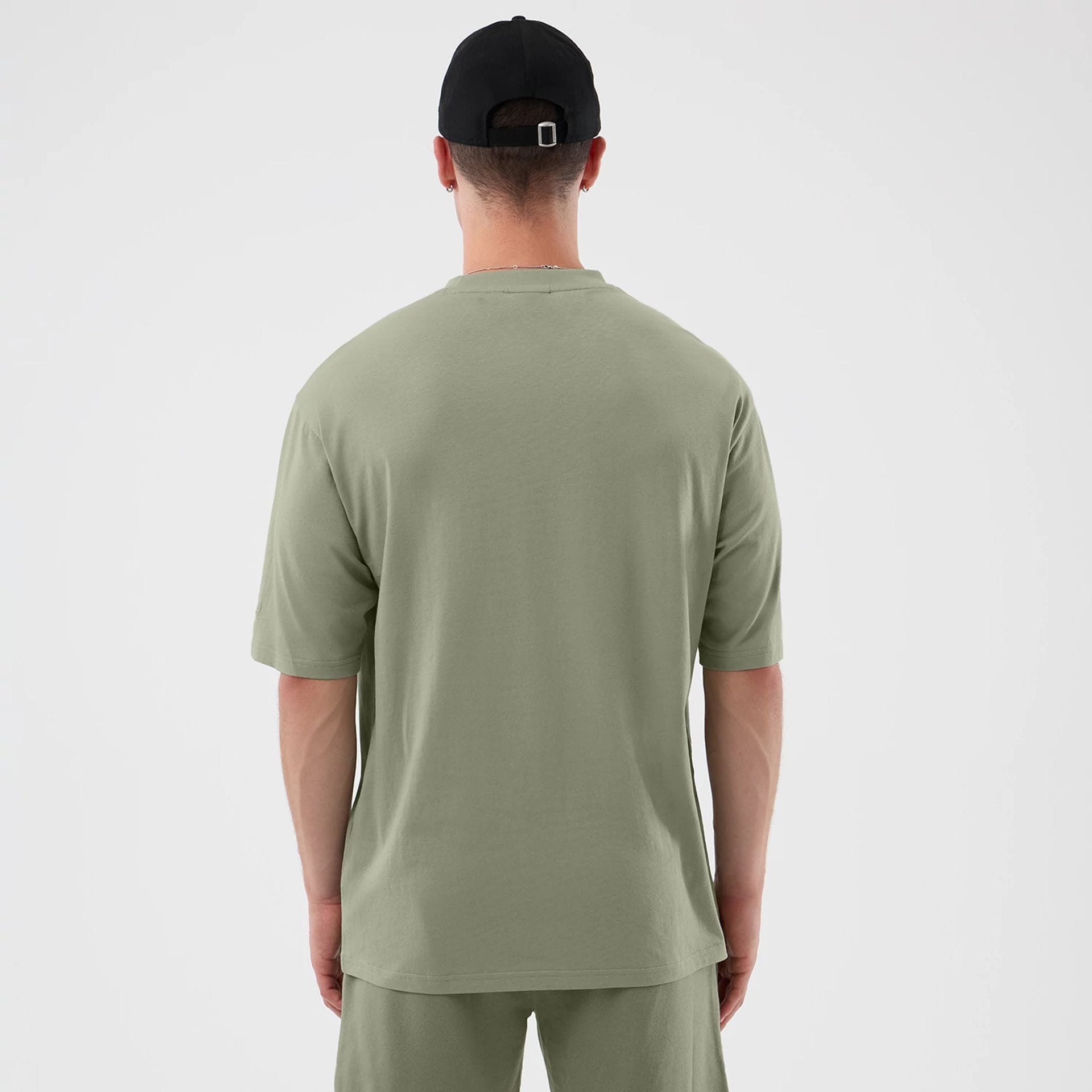 The model is wearing this NBA League Essential Chicago Bulls Oversized T-Shirt in pastel green. 2