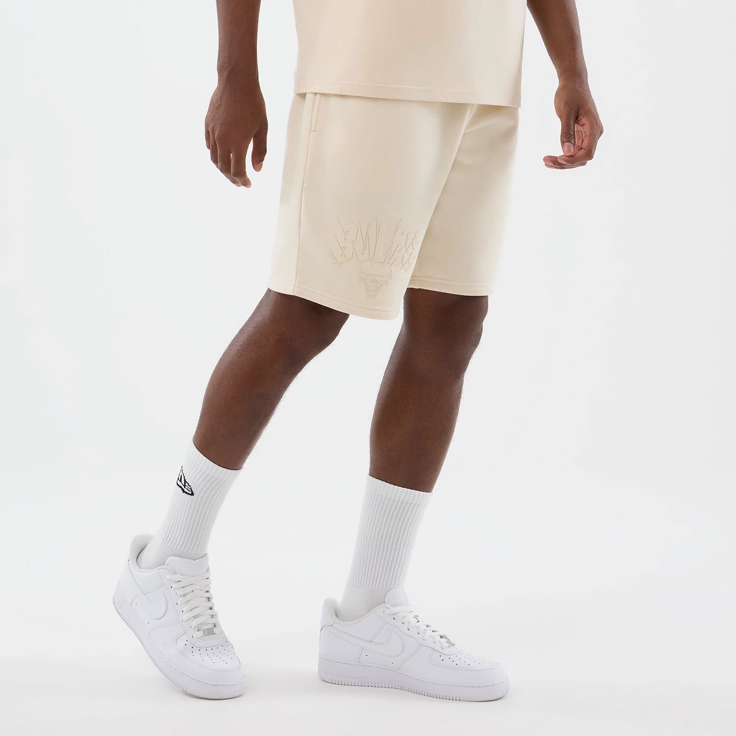 The model is wearing this NBA Core Plus Chicago Bulls Shorts in light beige. 3