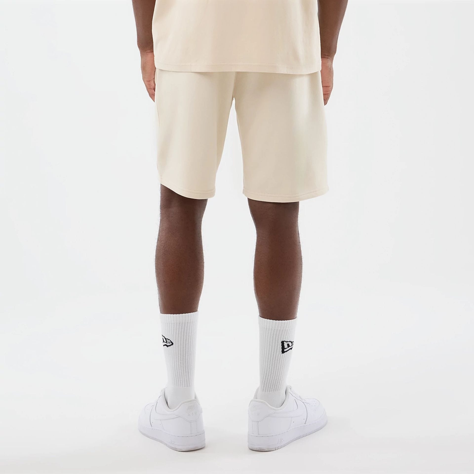 The model is wearing this NBA Core Plus Chicago Bulls Shorts in light beige. 2