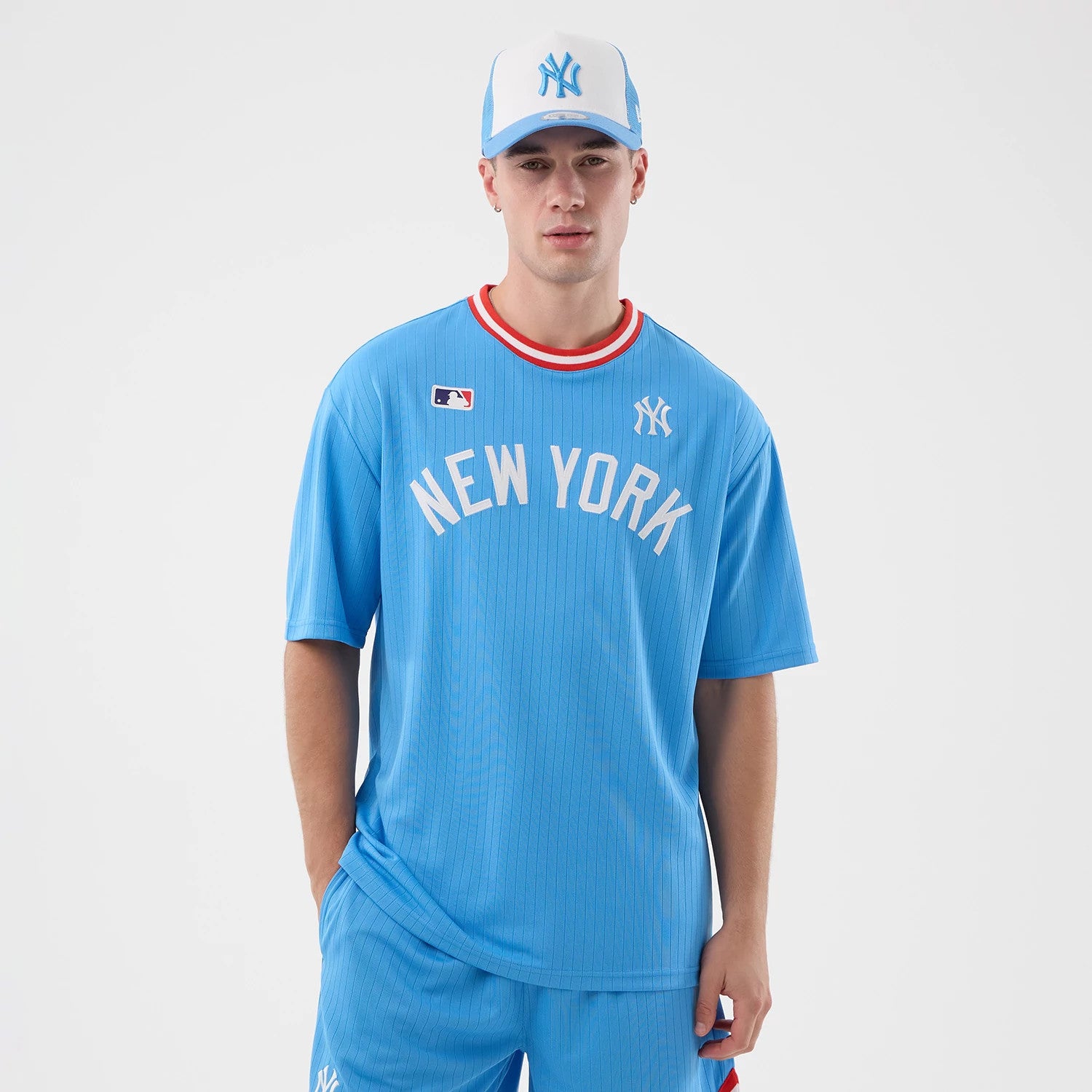 The model is wearing this MLB Arch New York Yankees Oversized T-Shirt in pastel blue. 1