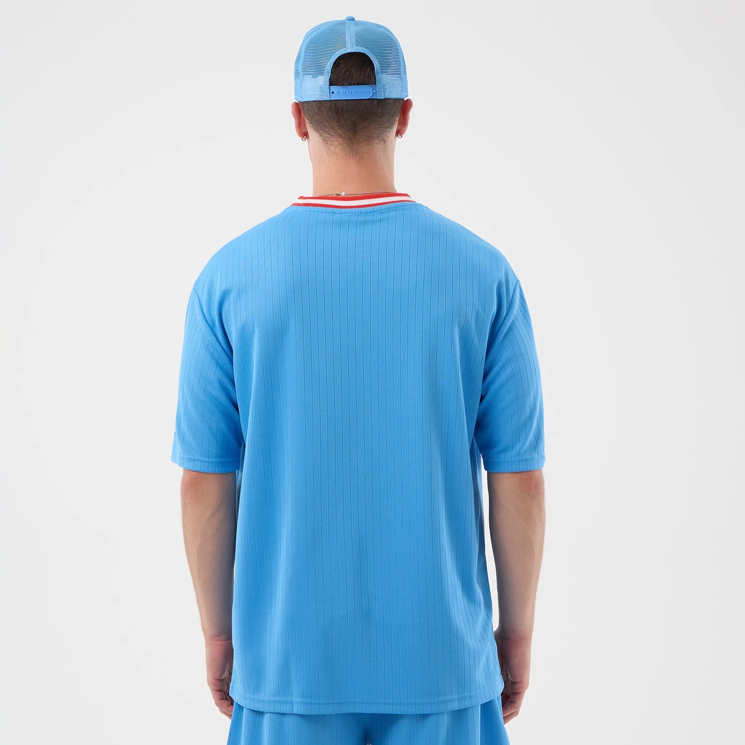 The model is wearing this MLB Arch New York Yankees Oversized T-Shirt in pastel blue. 2