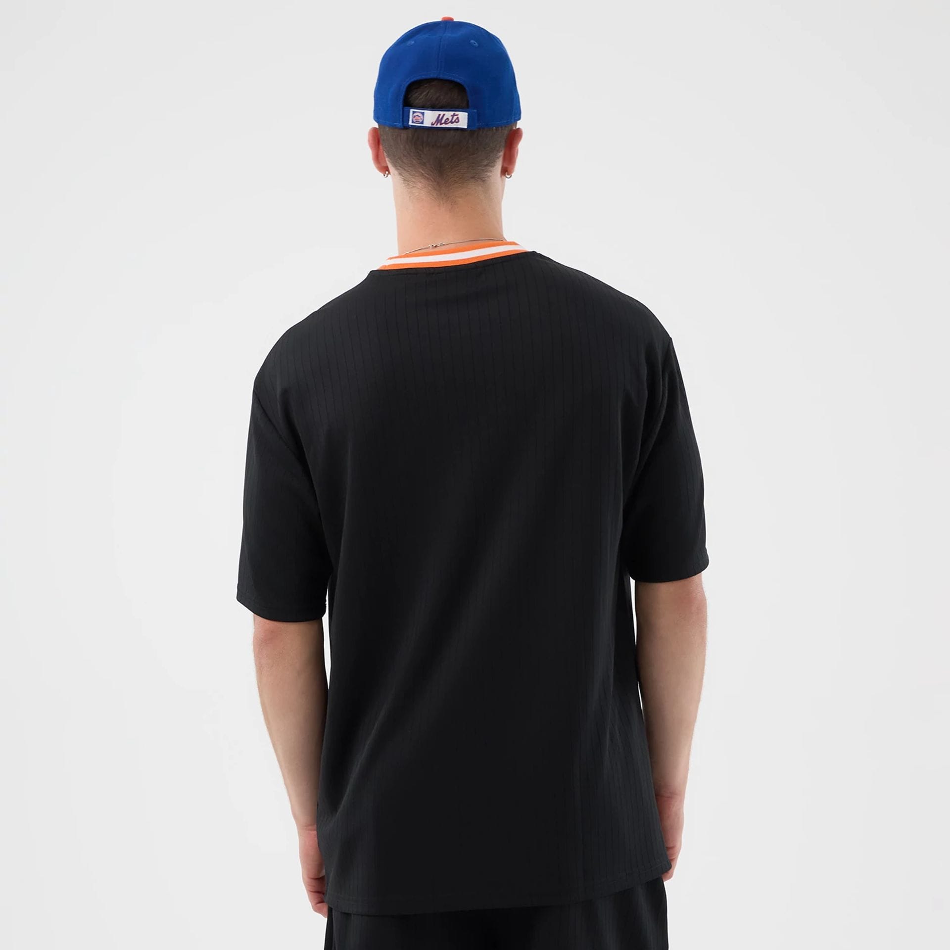 The model is wearing this MLB Arch New York Mets Oversized T-Shirt in black. 2