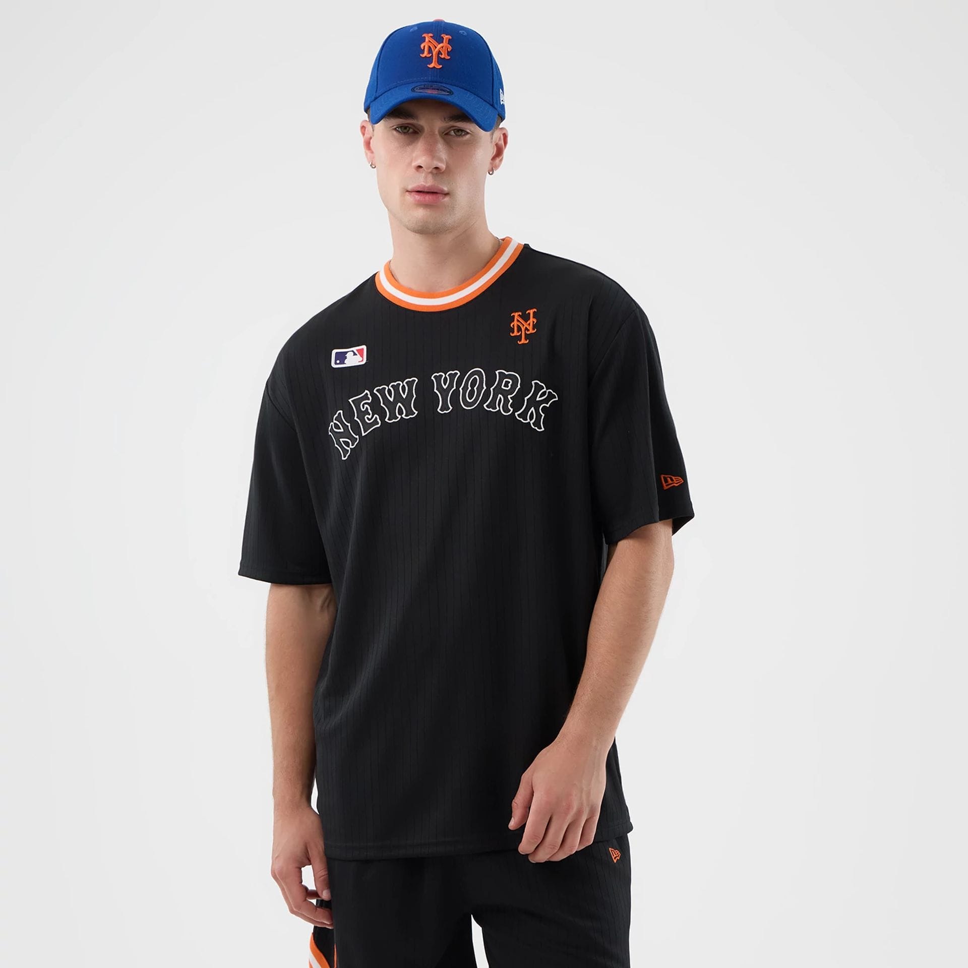 The model is wearing this MLB Arch New York Mets Oversized T-Shirt in black. 1