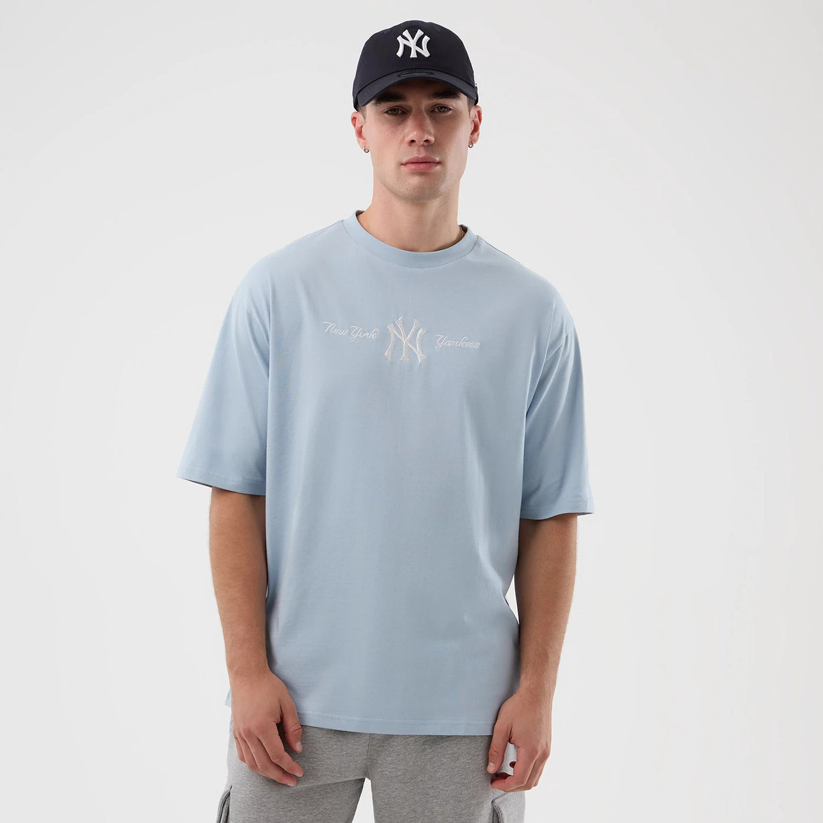 The model is wearing this MLB Script New York Yankees Oversized T-Shirt in pastel blue. 1