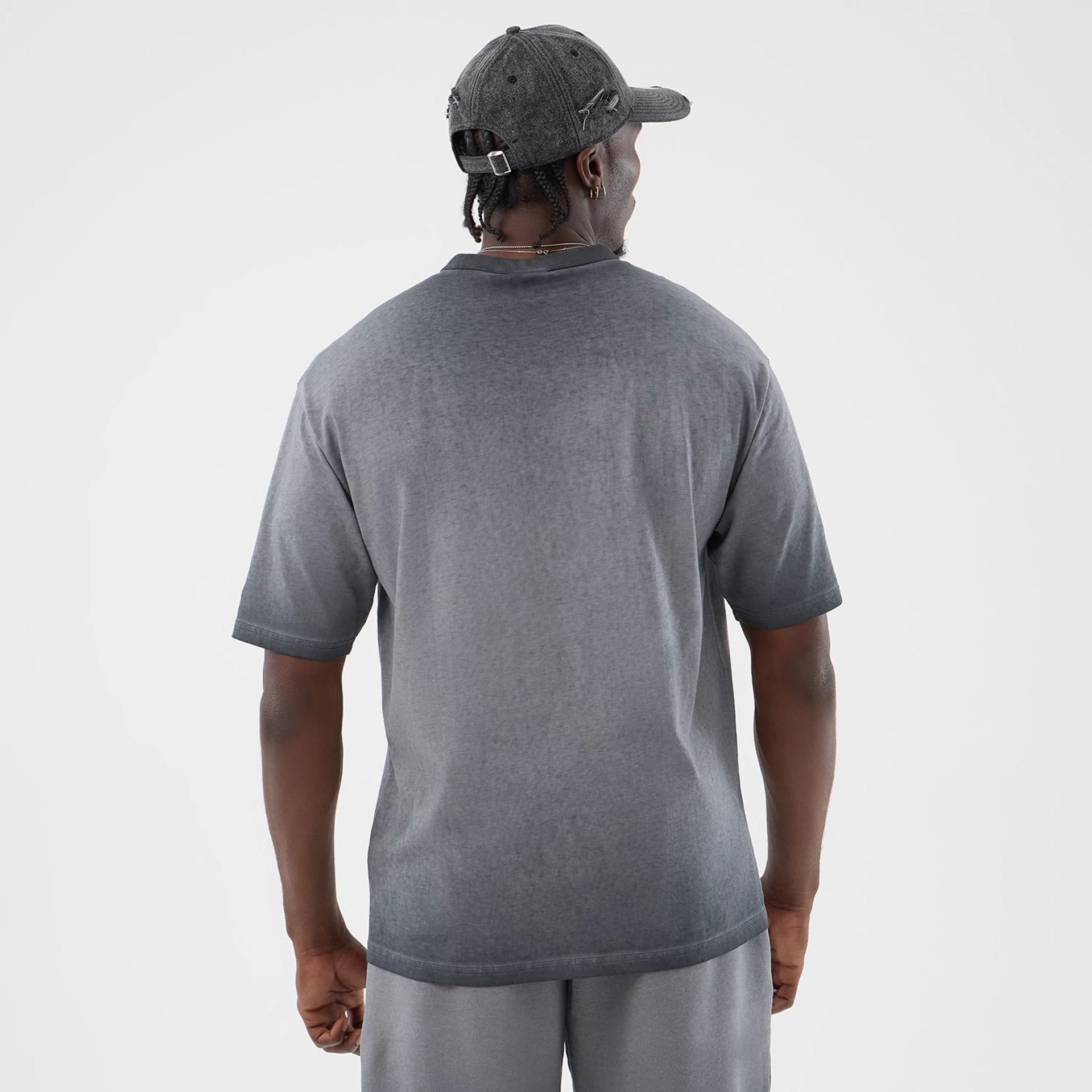 The model is wearing this MLB Washed Logo New York Yankees T-Shirt in black. 2