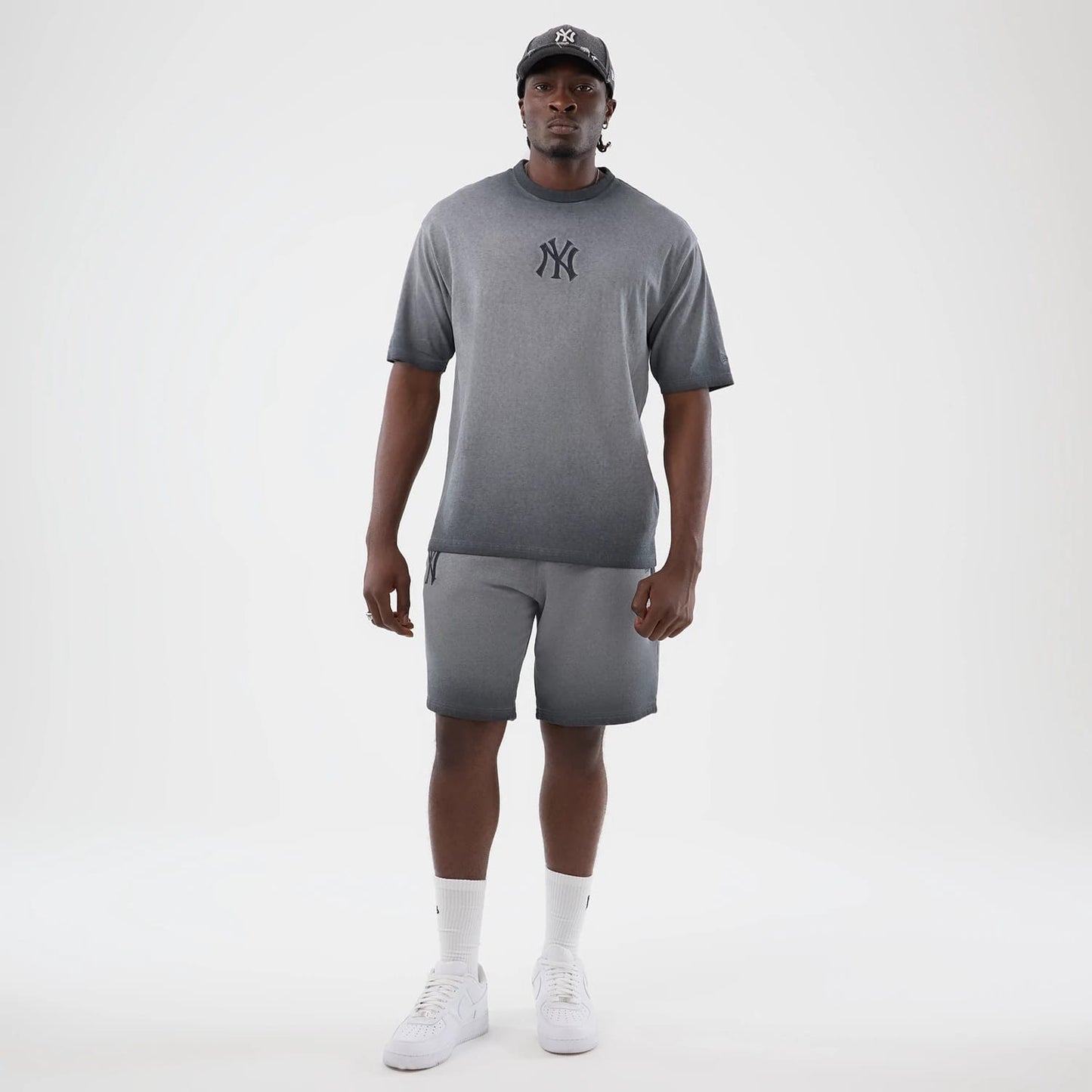 The model is wearing this MLB Washed Logo New York Yankees T-Shirt in black. 8