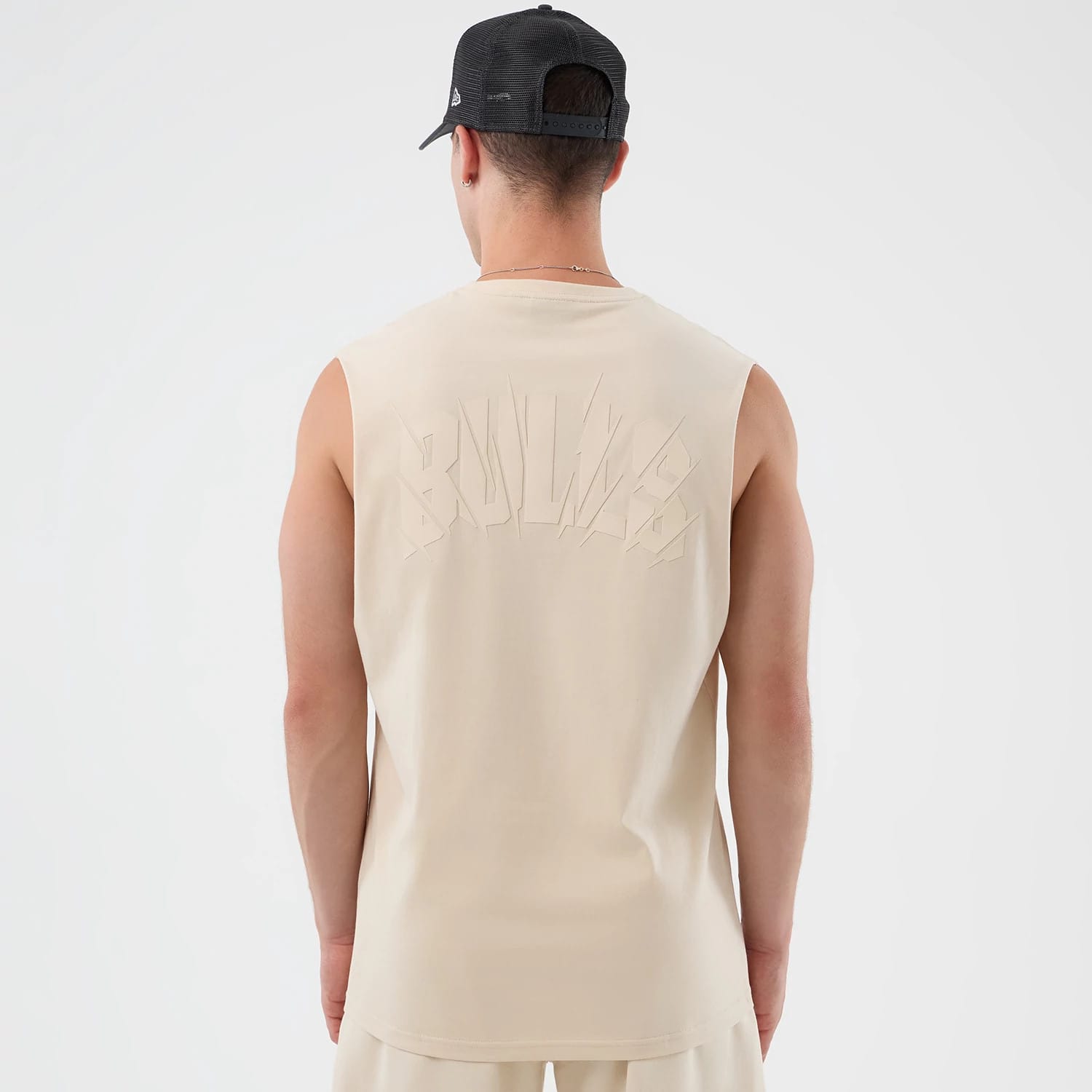 The model is wearing this NBA Core Plus Chicago Bulls Vest in light beige. 2