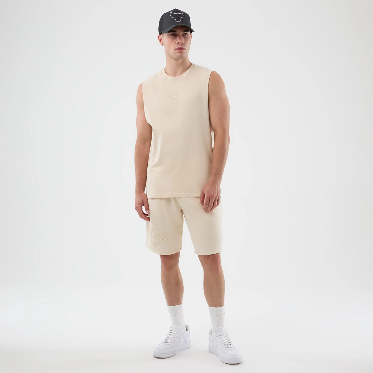 The model is wearing this NBA Core Plus Chicago Bulls Vest in light beige. 8