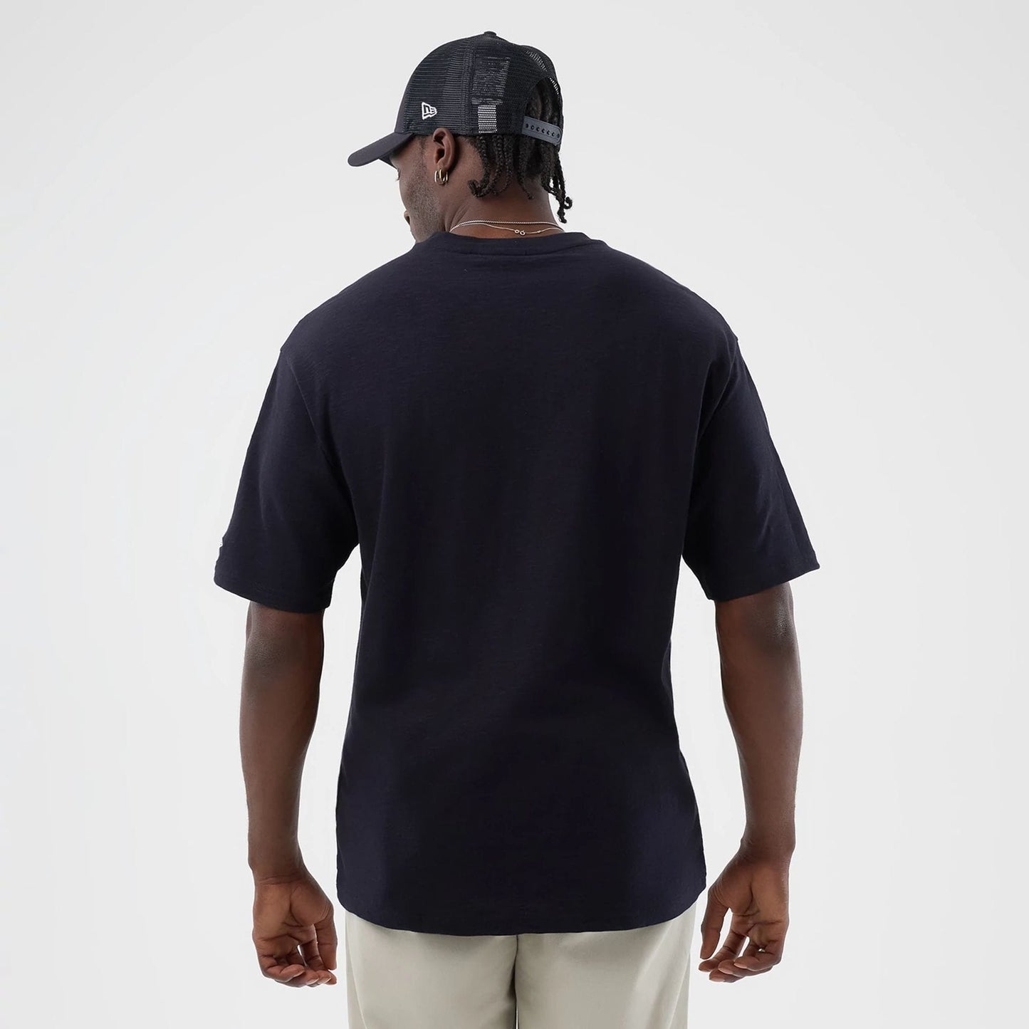 The model is wearing this MLB Slub LA Dodgers Oversized T-Shirt in navy. 7
