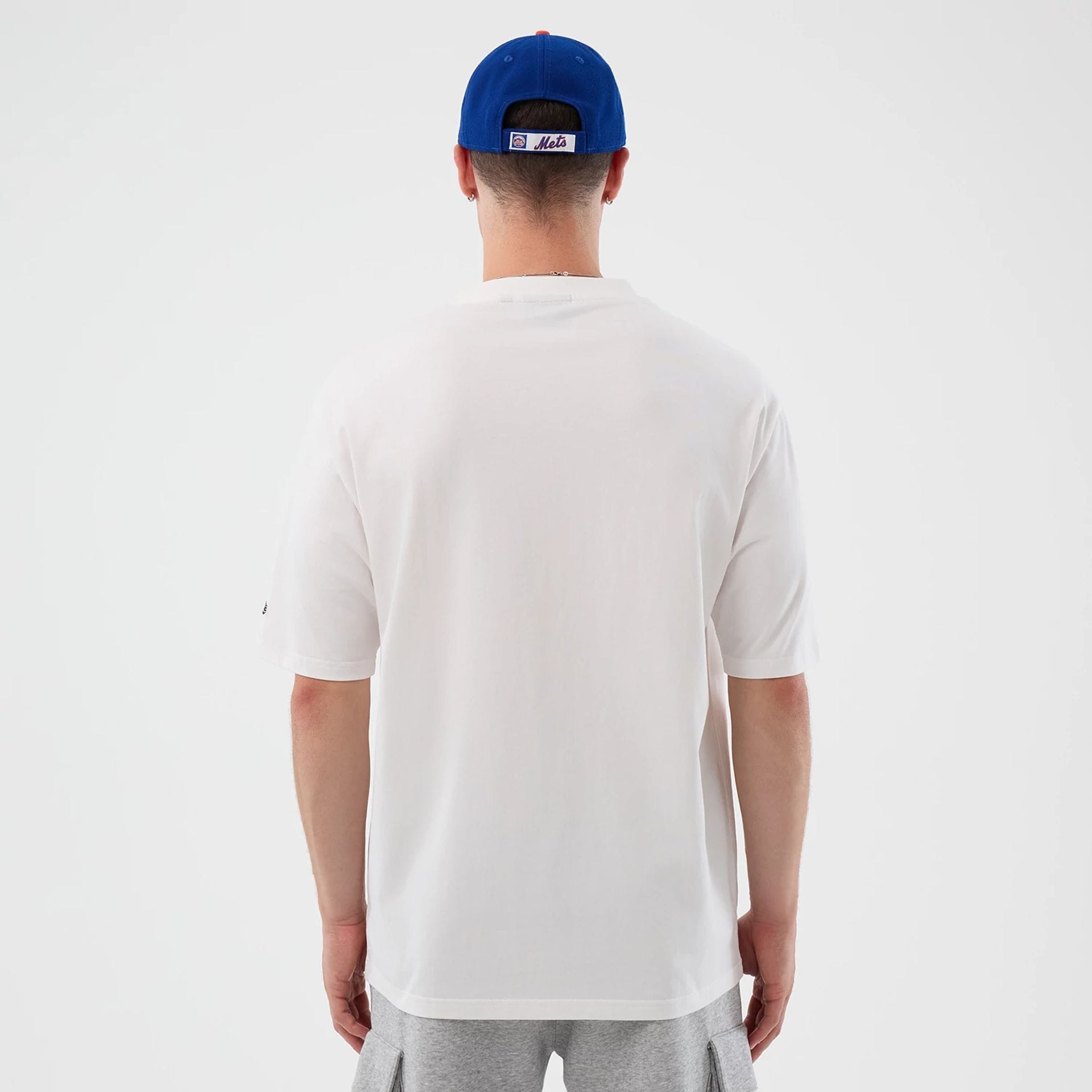 The model is wearing this MLB Script New York Mets Oversized T-Shirt in white. 2